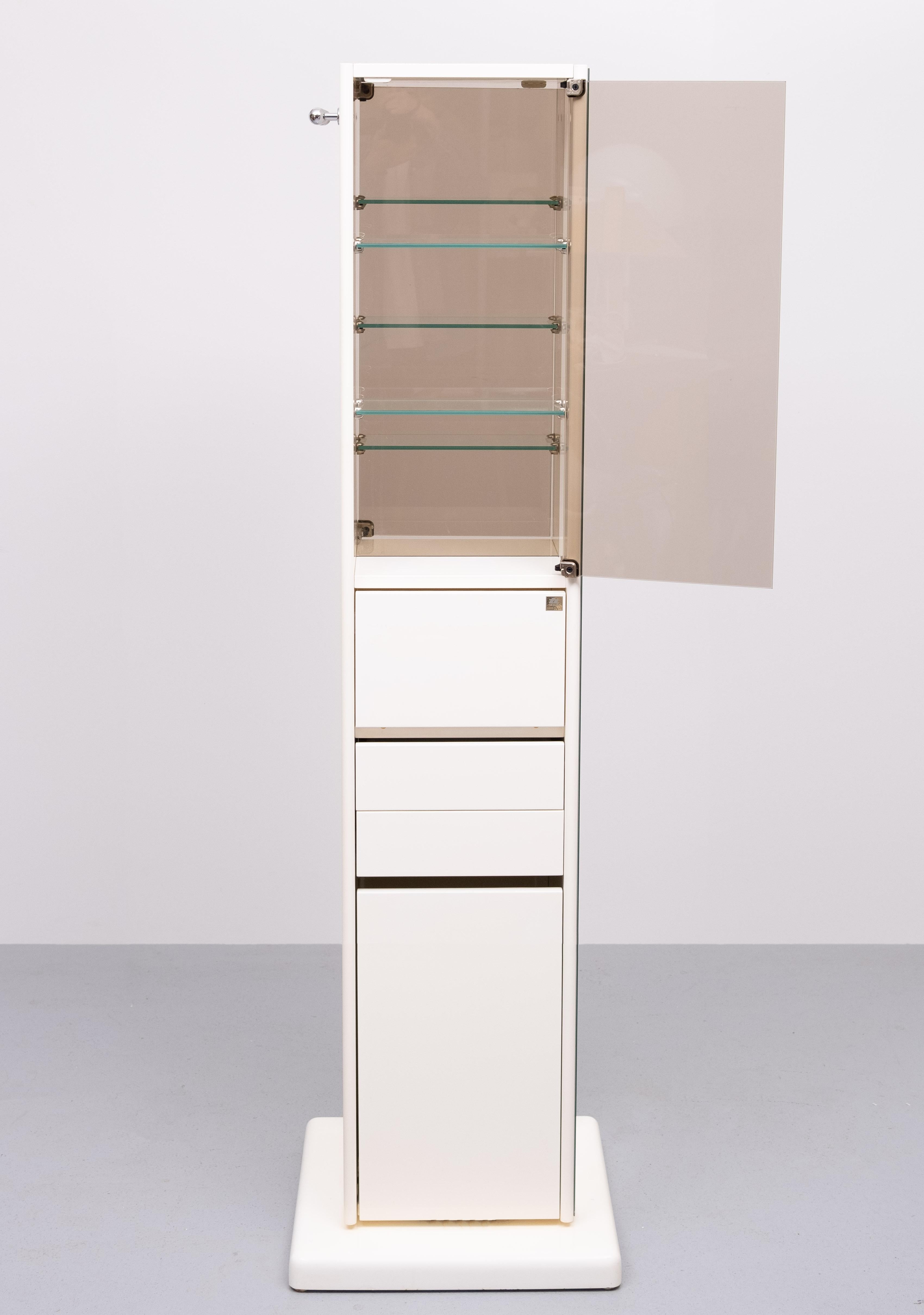 Frei stehender, drehbarer Badezimmerschrank von  Tulli Zuccari  Italien (Moderne) im Angebot