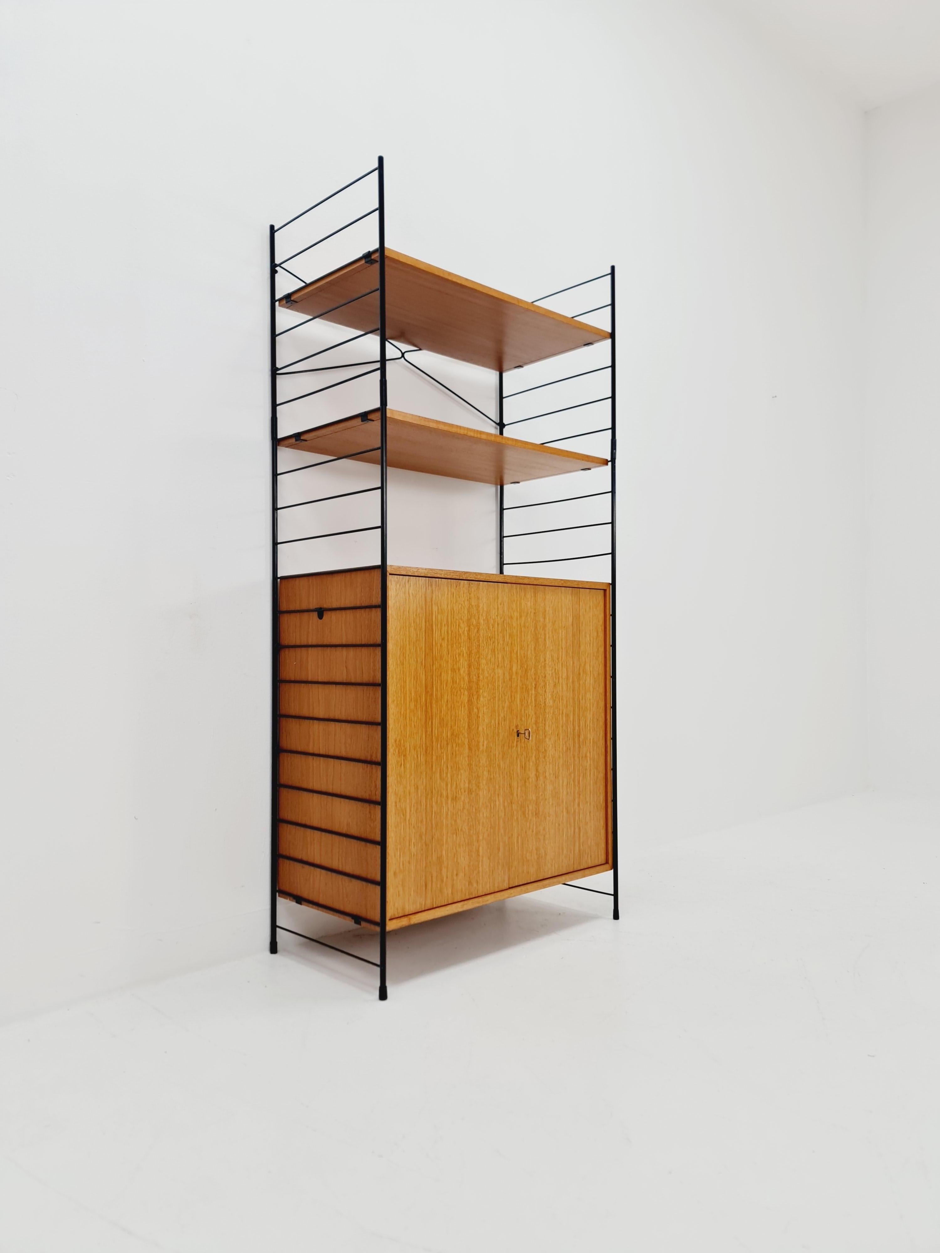 Mid-Century moderno Sistema di scaffali String free standing, libreria con mobile  teak by WHB Germany in vendita