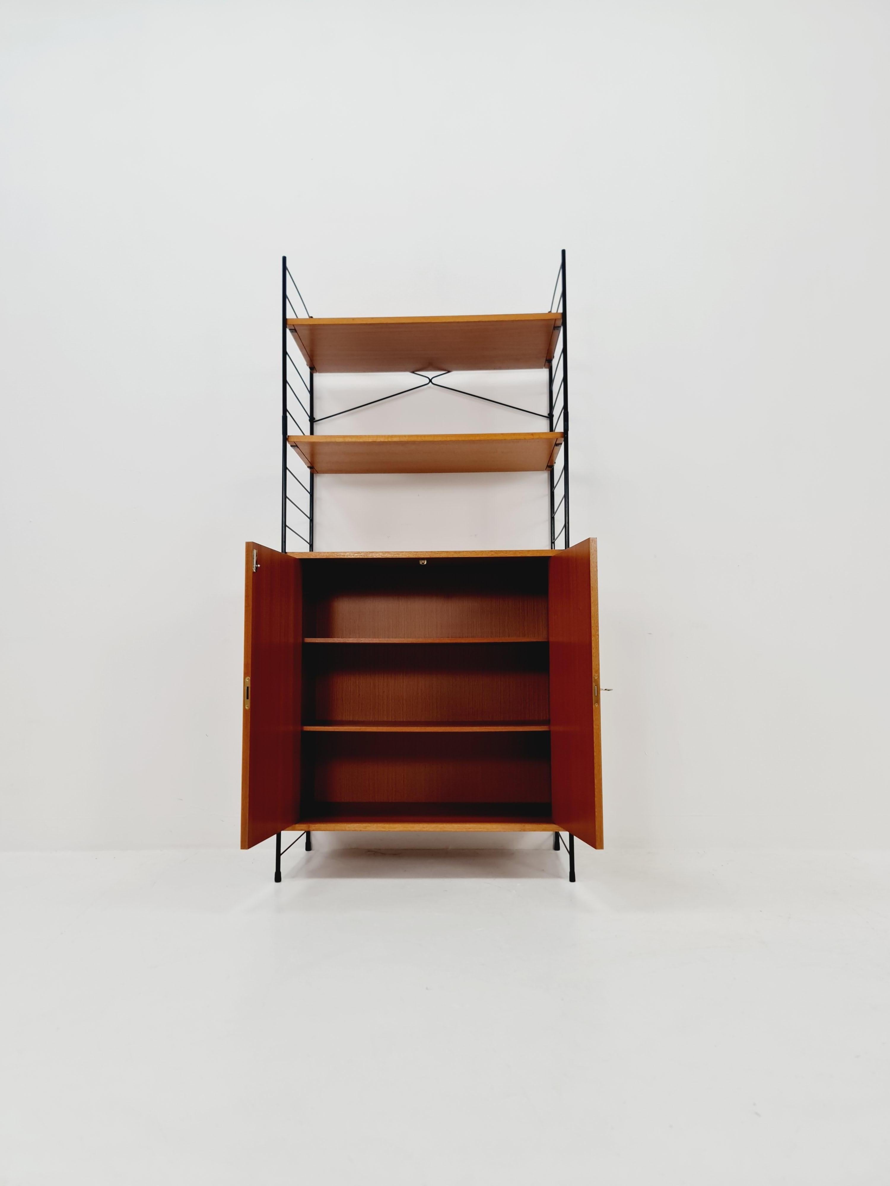 Tedesco Sistema di scaffali String free standing, libreria con mobile  teak by WHB Germany in vendita