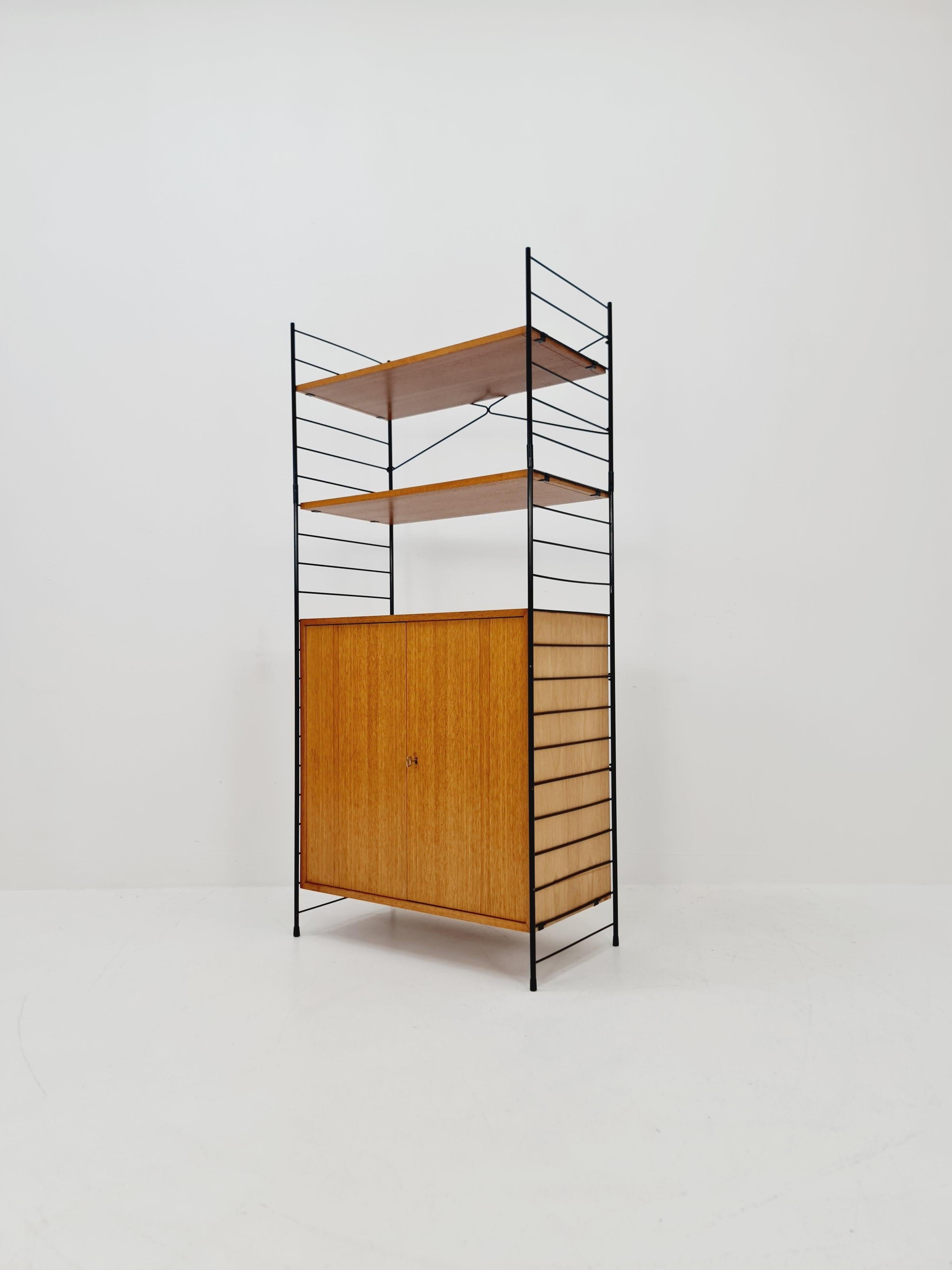 Metà XX secolo Sistema di scaffali String free standing, libreria con mobile  teak by WHB Germany in vendita