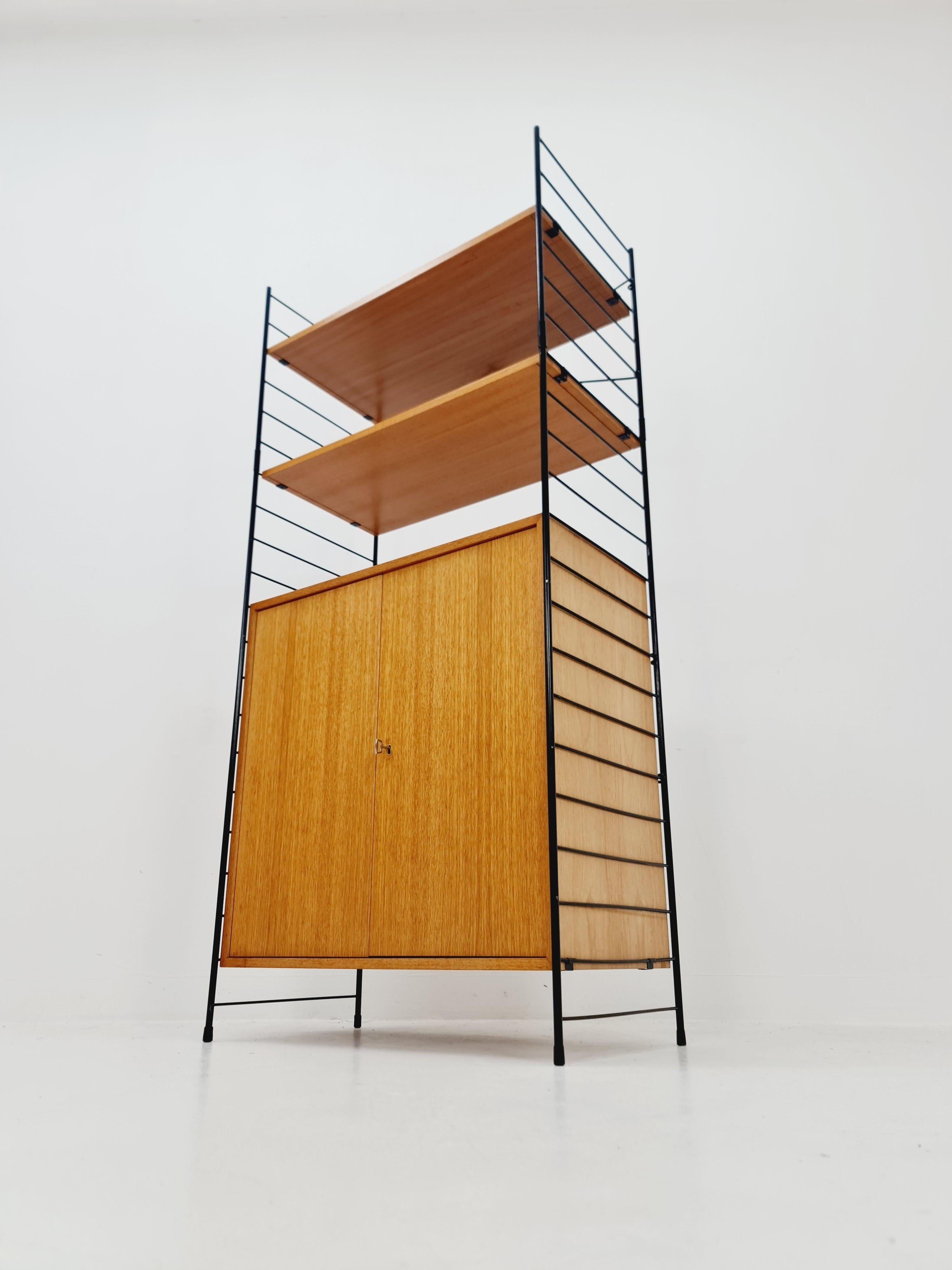 Metallo Sistema di scaffali String free standing, libreria con mobile  teak by WHB Germany in vendita