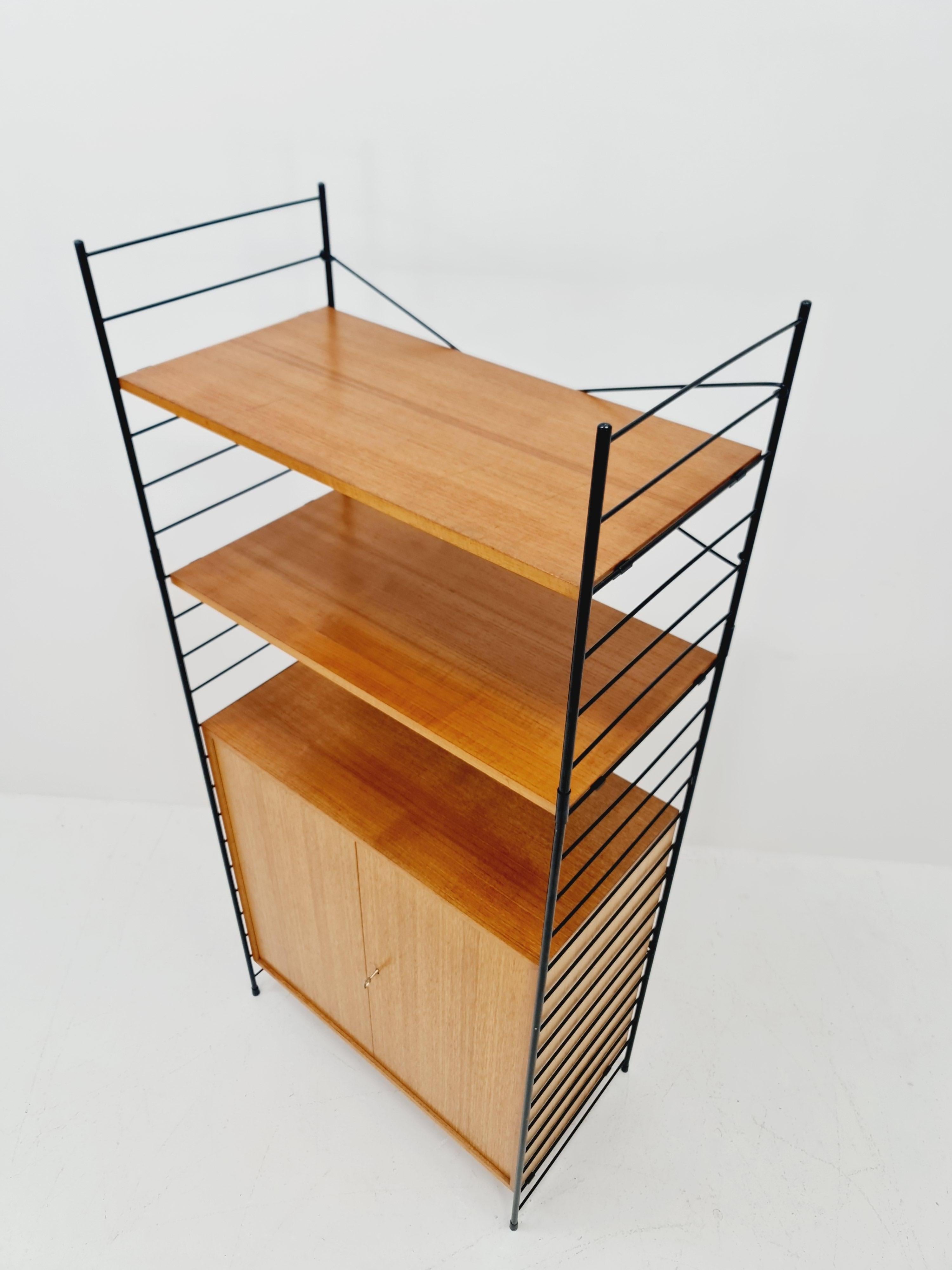 Sistema di scaffali String free standing, libreria con mobile  teak by WHB Germany in vendita 1