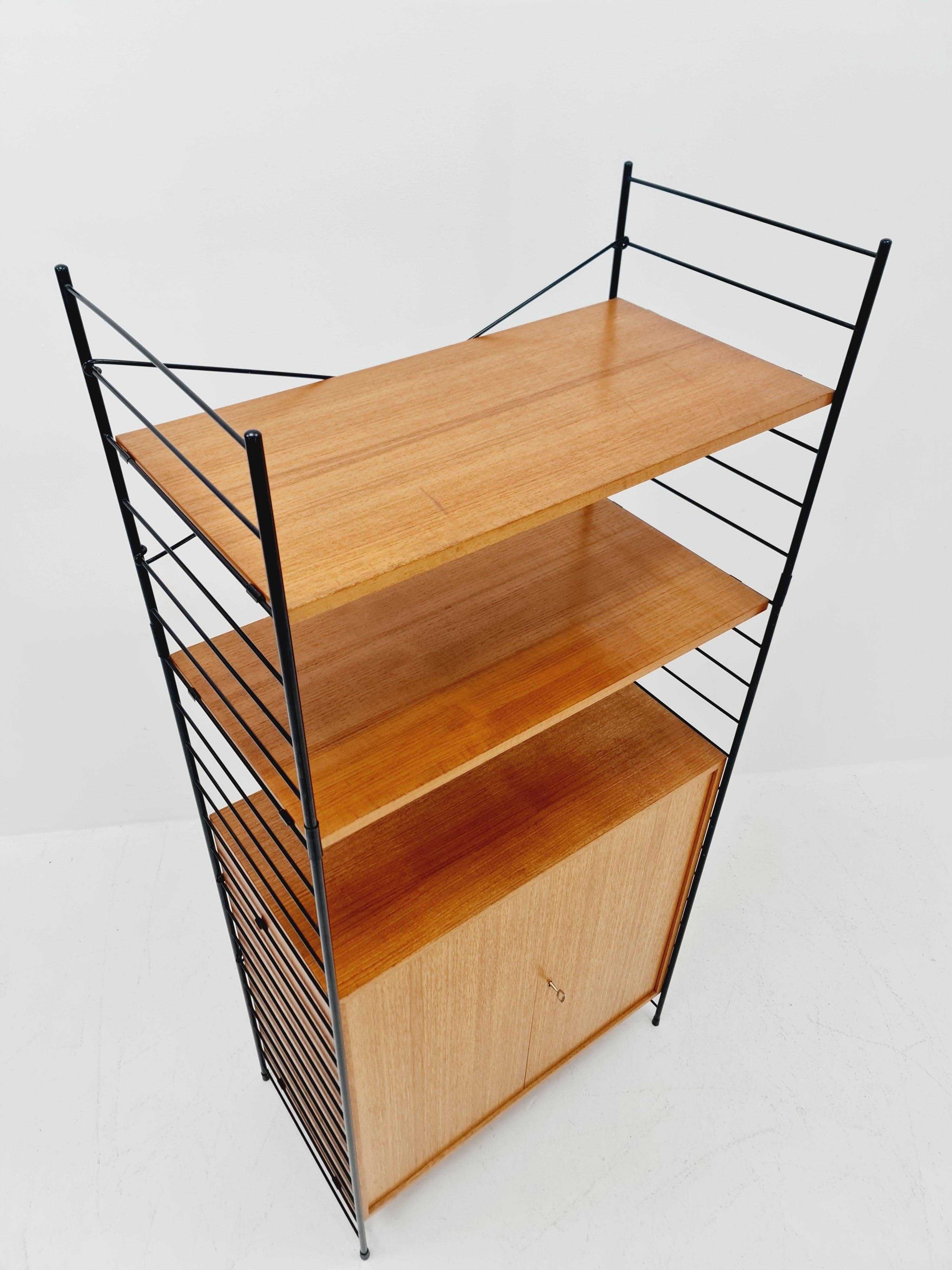 Sistema di scaffali String free standing, libreria con mobile  teak by WHB Germany in vendita 2