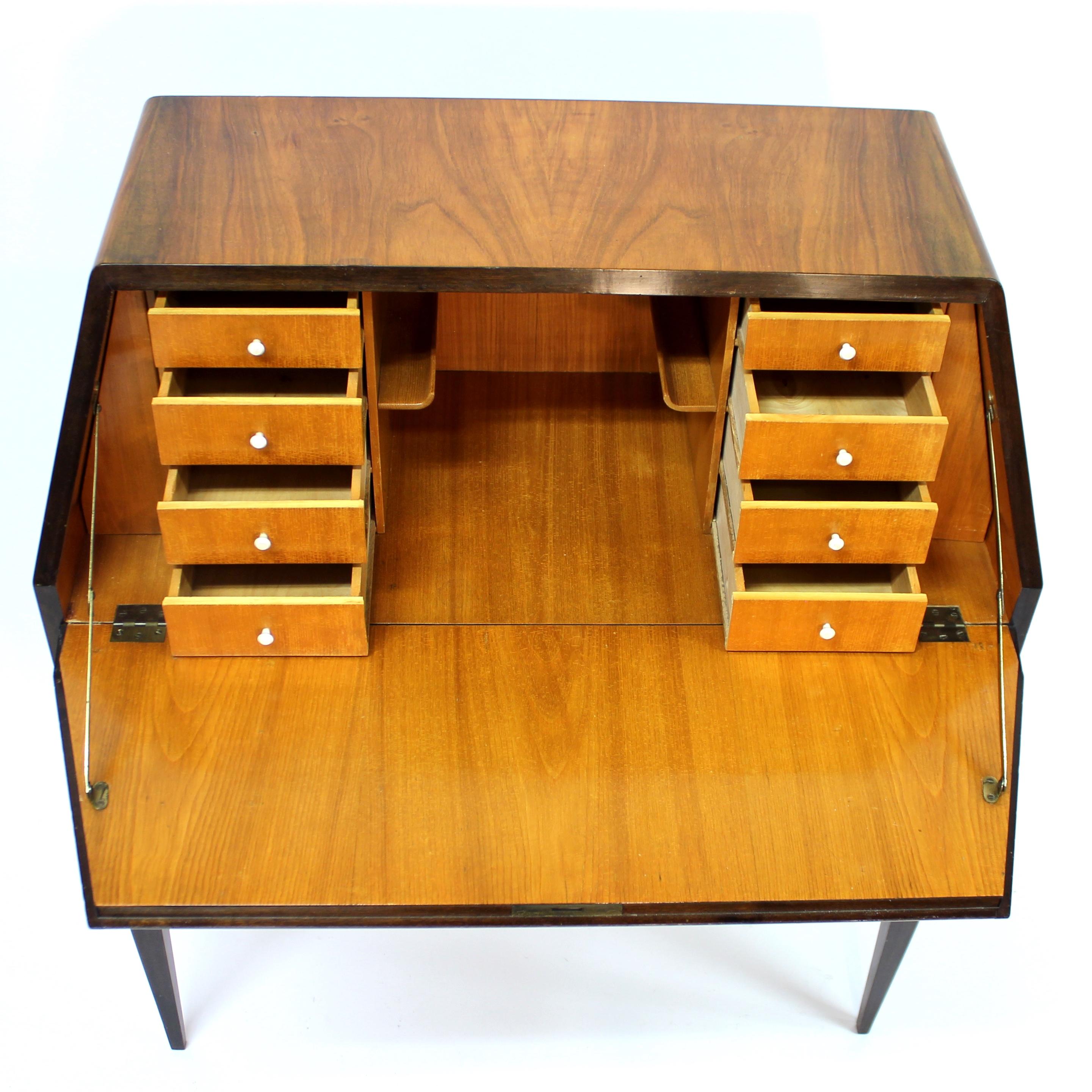 Secretaire svedese moderno e indipendente in noce e olmo, anni '40 in vendita 7
