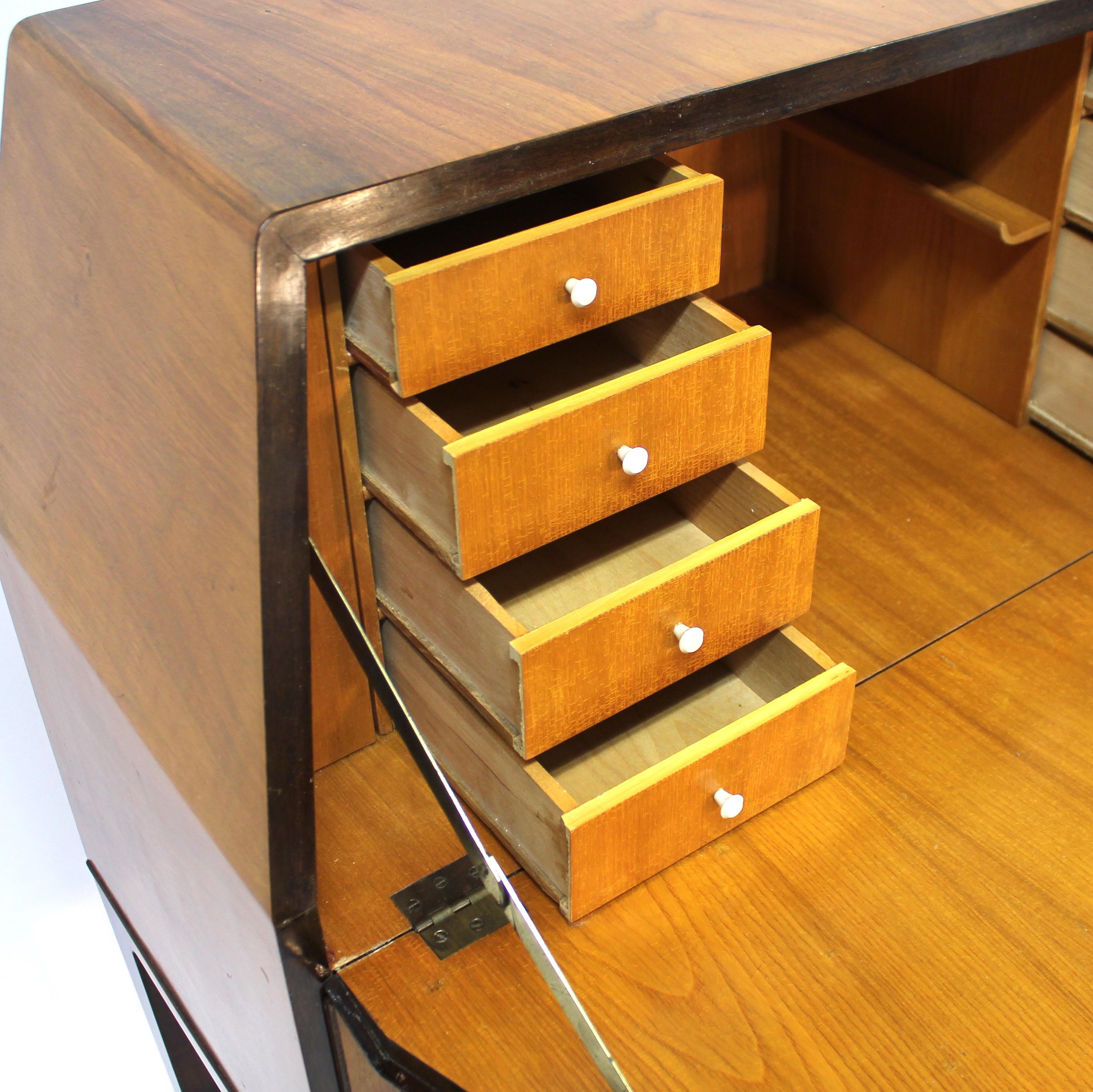 Secretaire svedese moderno e indipendente in noce e olmo, anni '40 in vendita 8