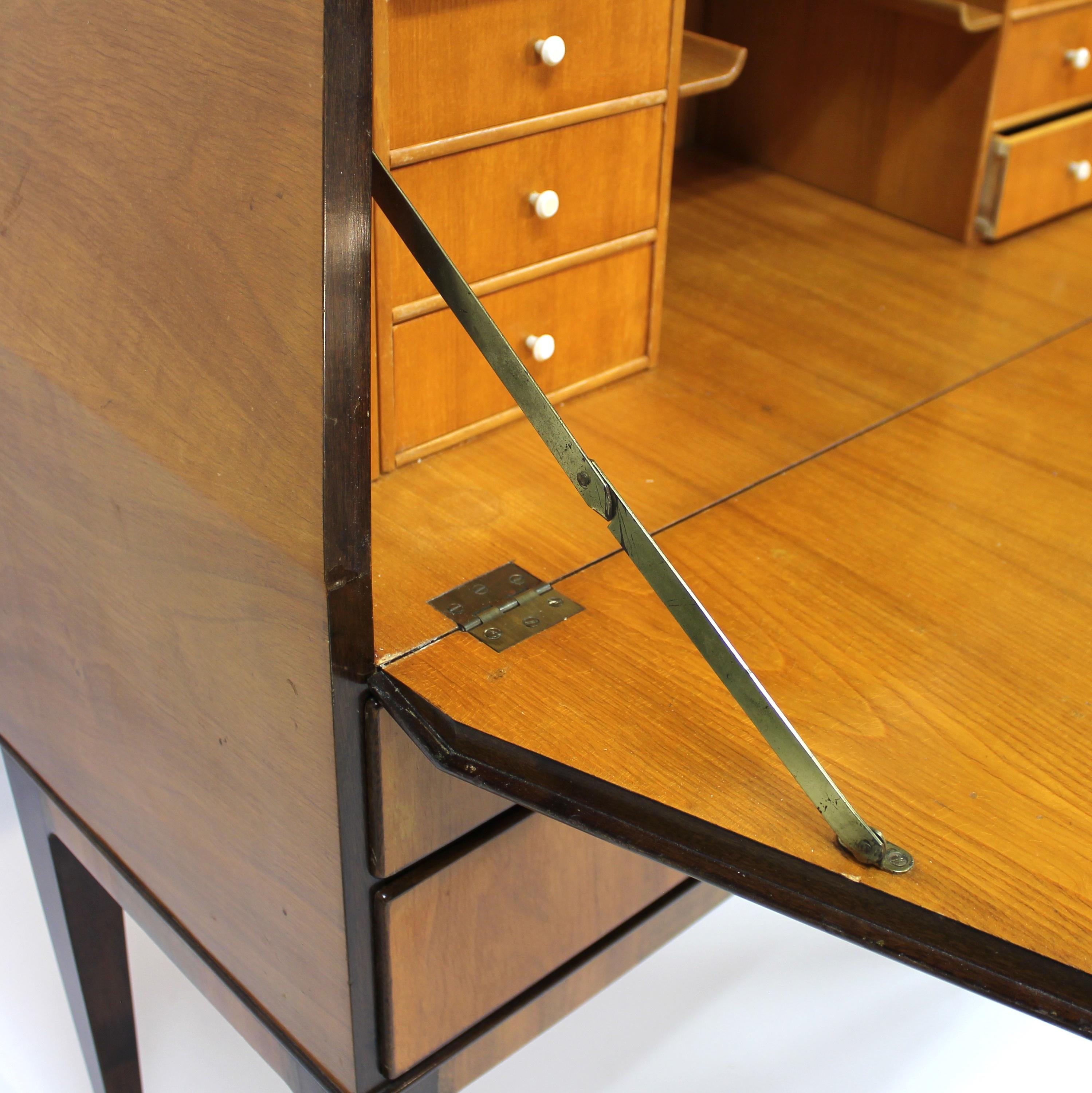 Secretaire svedese moderno e indipendente in noce e olmo, anni '40 in vendita 9