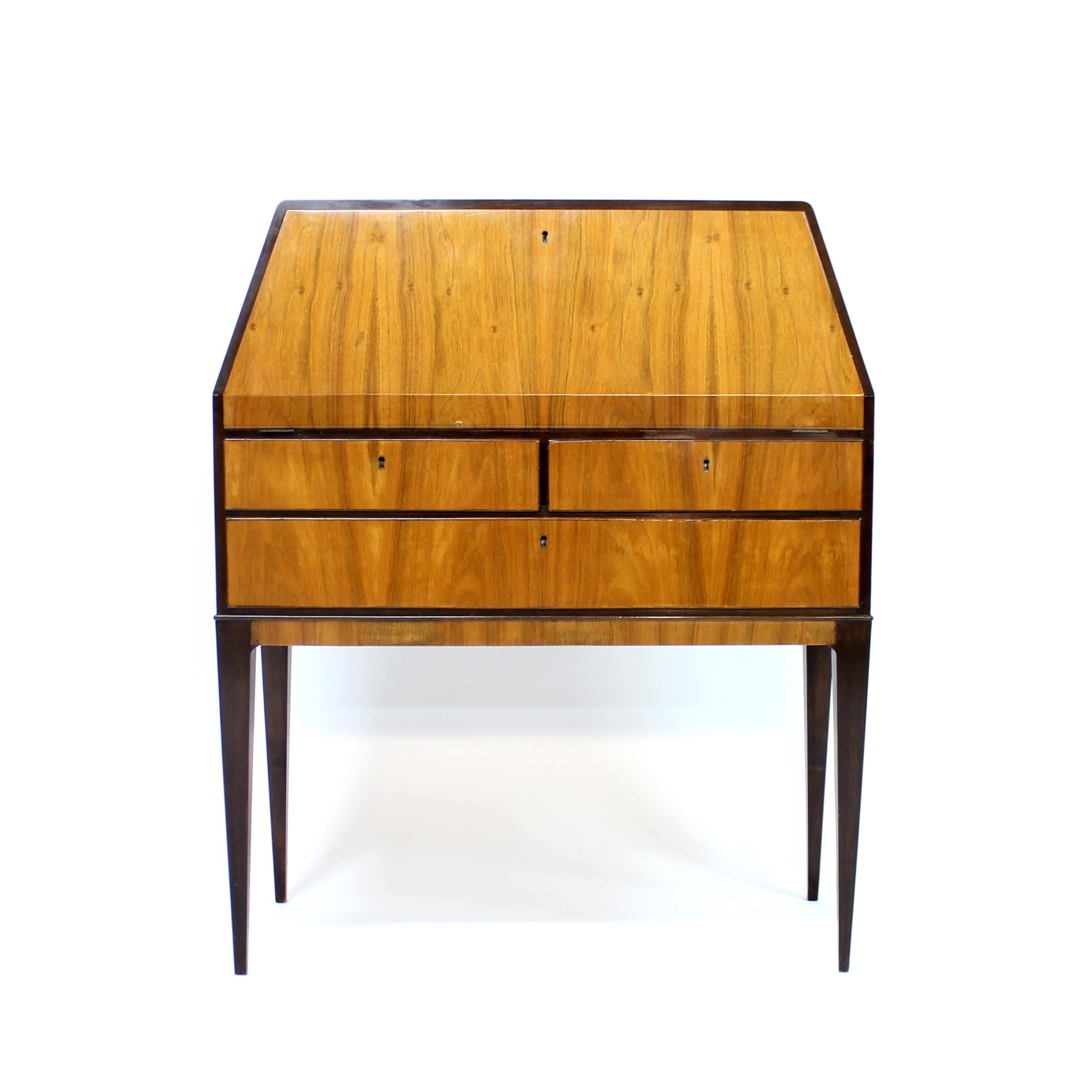 Chiffoniere / secretaire moderno svedese in noce e olmo degli anni '40 di un designer non identificato. Gambe in legno tinto scuro. Magari un pezzo unico realizzato da un maestro ebanista per un ordine di un cliente. Questo pezzo mostra un'altissima