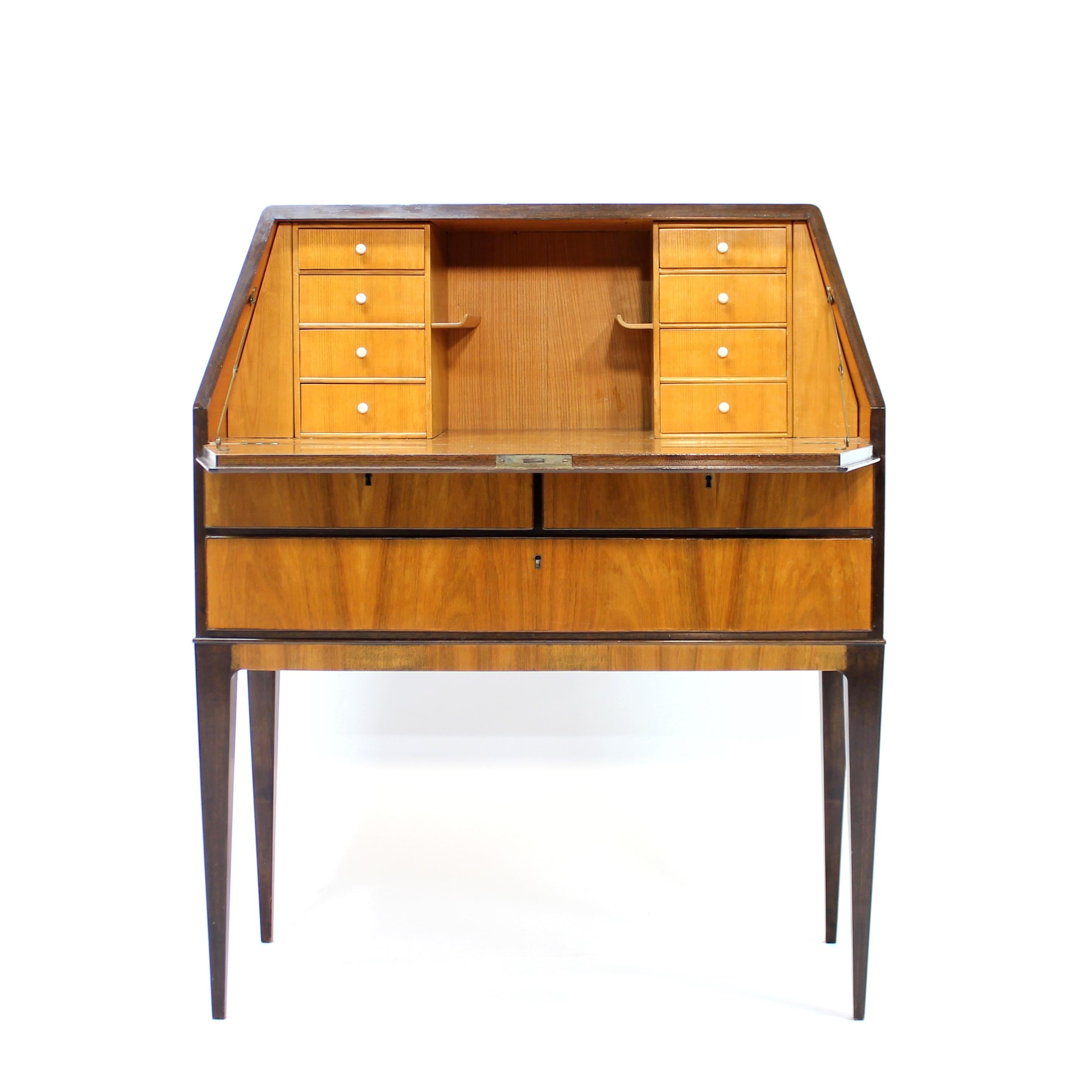 Scandinavo moderno Secretaire svedese moderno e indipendente in noce e olmo, anni '40 in vendita
