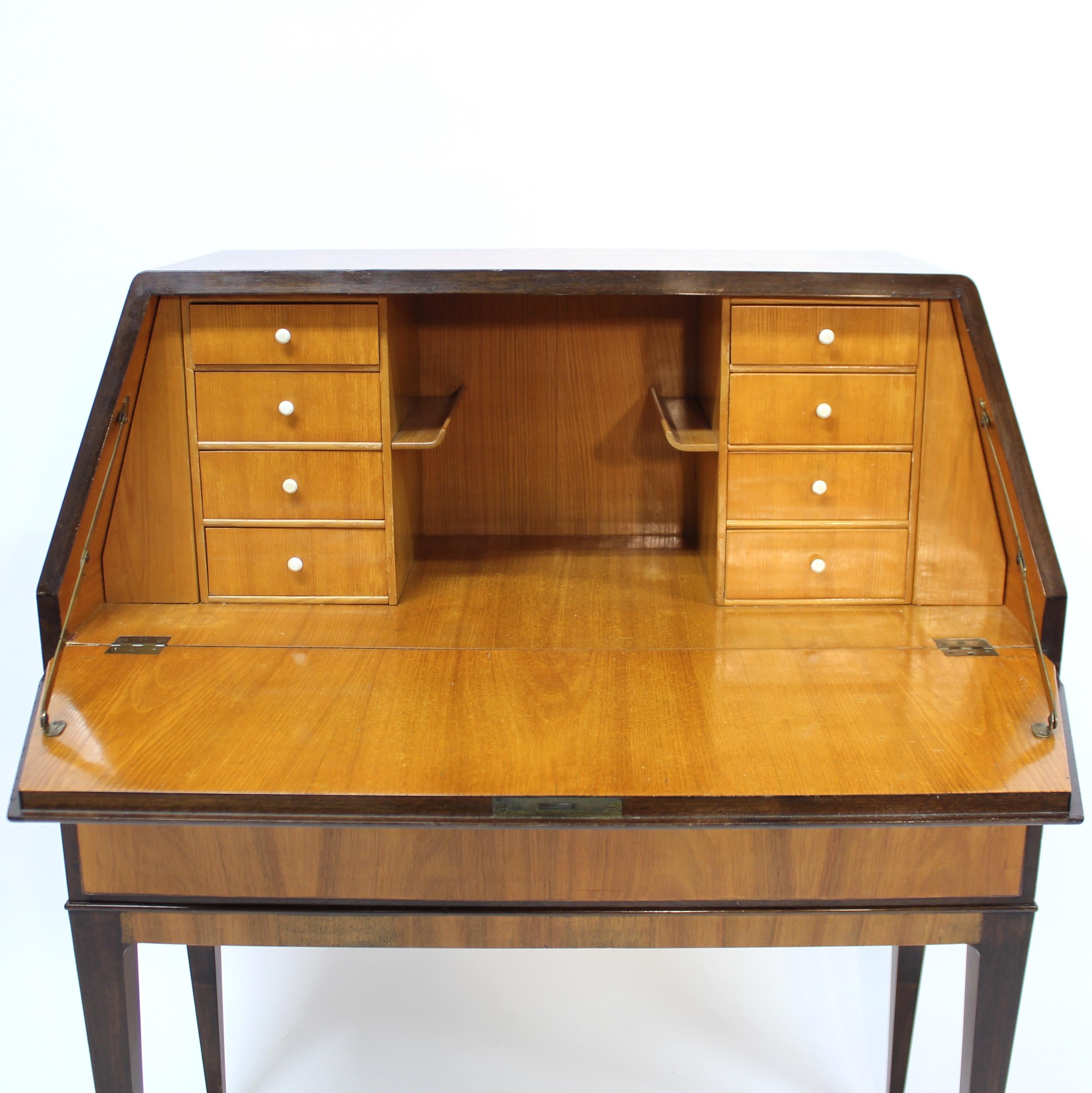 Svedese Secretaire svedese moderno e indipendente in noce e olmo, anni '40 in vendita