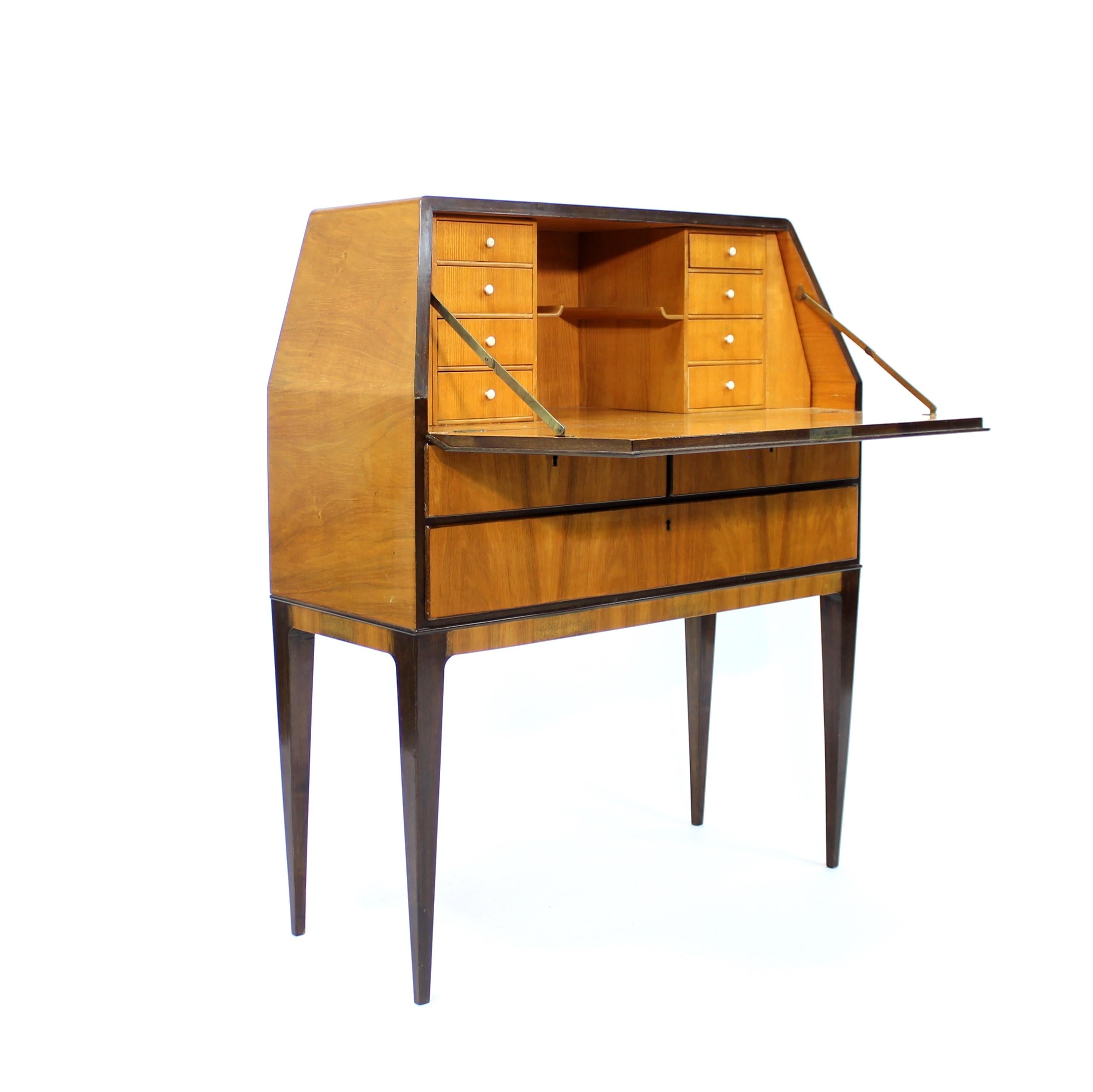 Olmo Secretaire svedese moderno e indipendente in noce e olmo, anni '40 in vendita