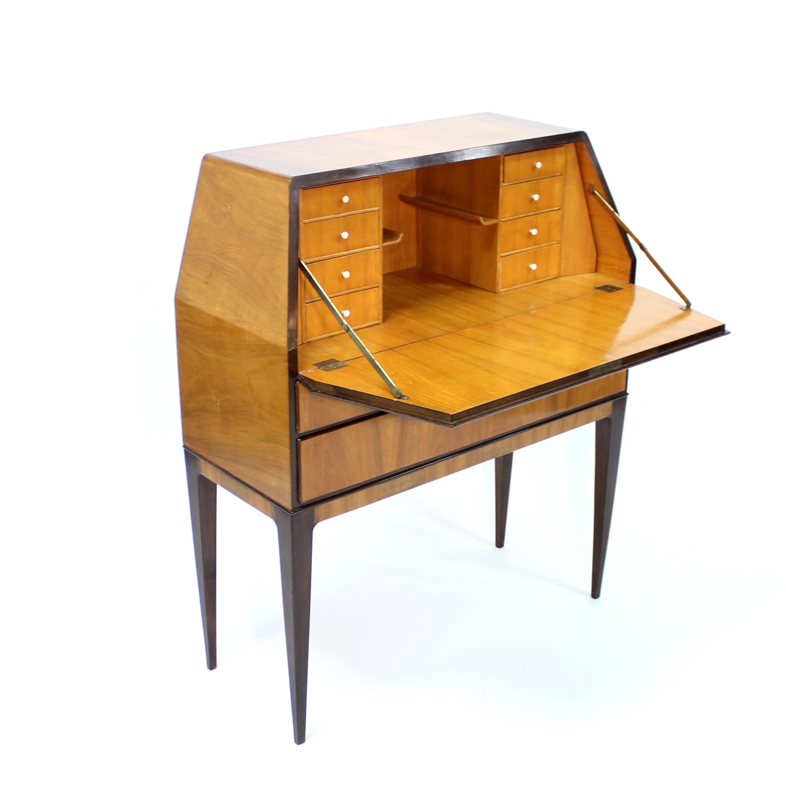 Secretaire svedese moderno e indipendente in noce e olmo, anni '40 in vendita 1