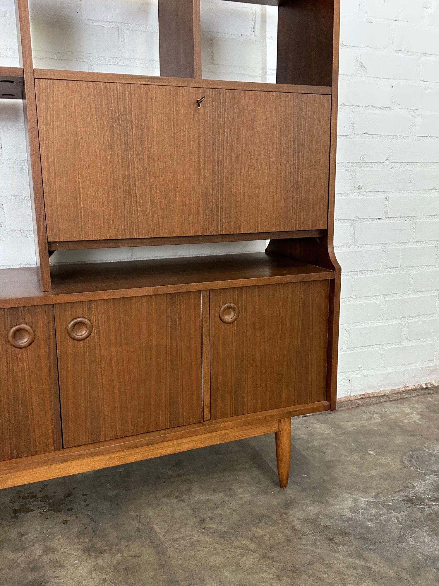 Free standing wall unit/ bookcase In Good Condition For Sale In Los Angeles, CA