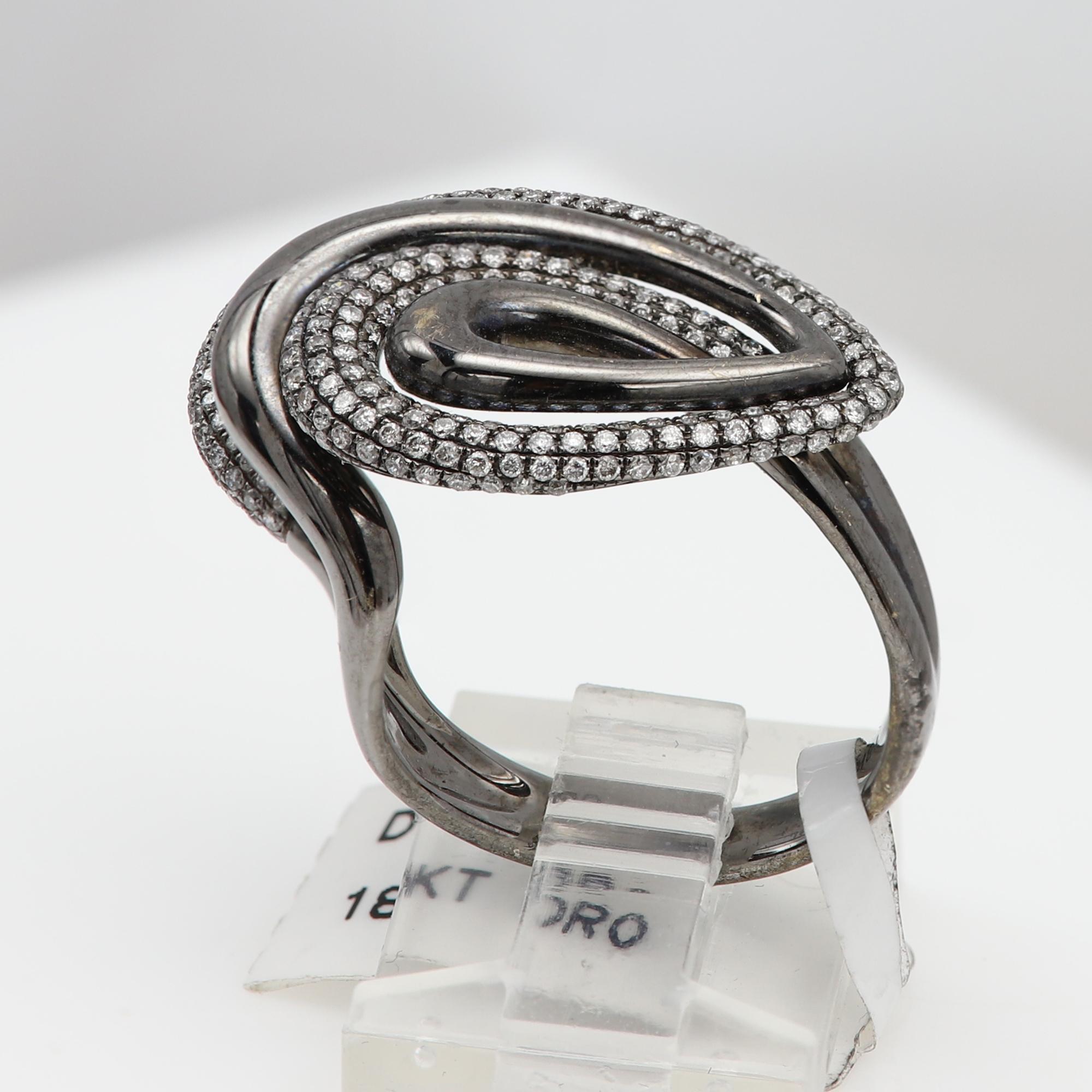 Nouvelle bague de designer 18k,
Design/One unique en son genre
18k Poids approximatif 7.40 grammes et entièrement plaqué de rhodium noir
Dimensions globales Approx. 25 x 17 mm
Taille de doigt 7
Diamants blancs naturels d'environ 0,90 carat