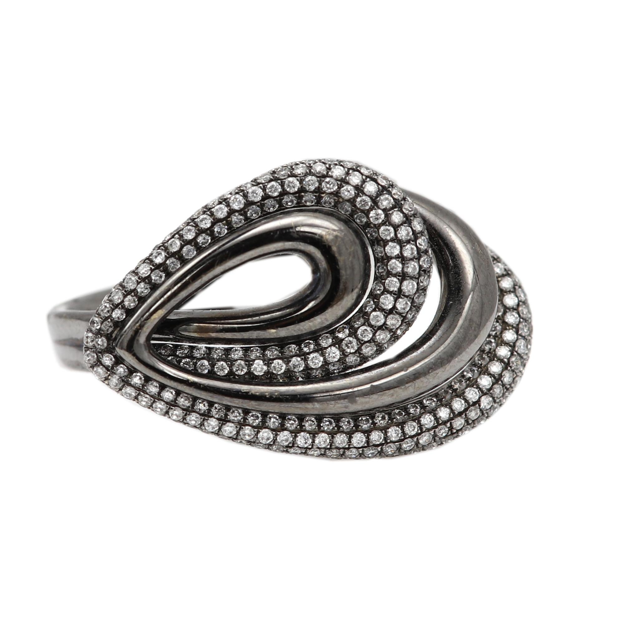Taille ronde Bague de style libre Or 18 carats Rhodium noir et diamants naturels blancs en vente