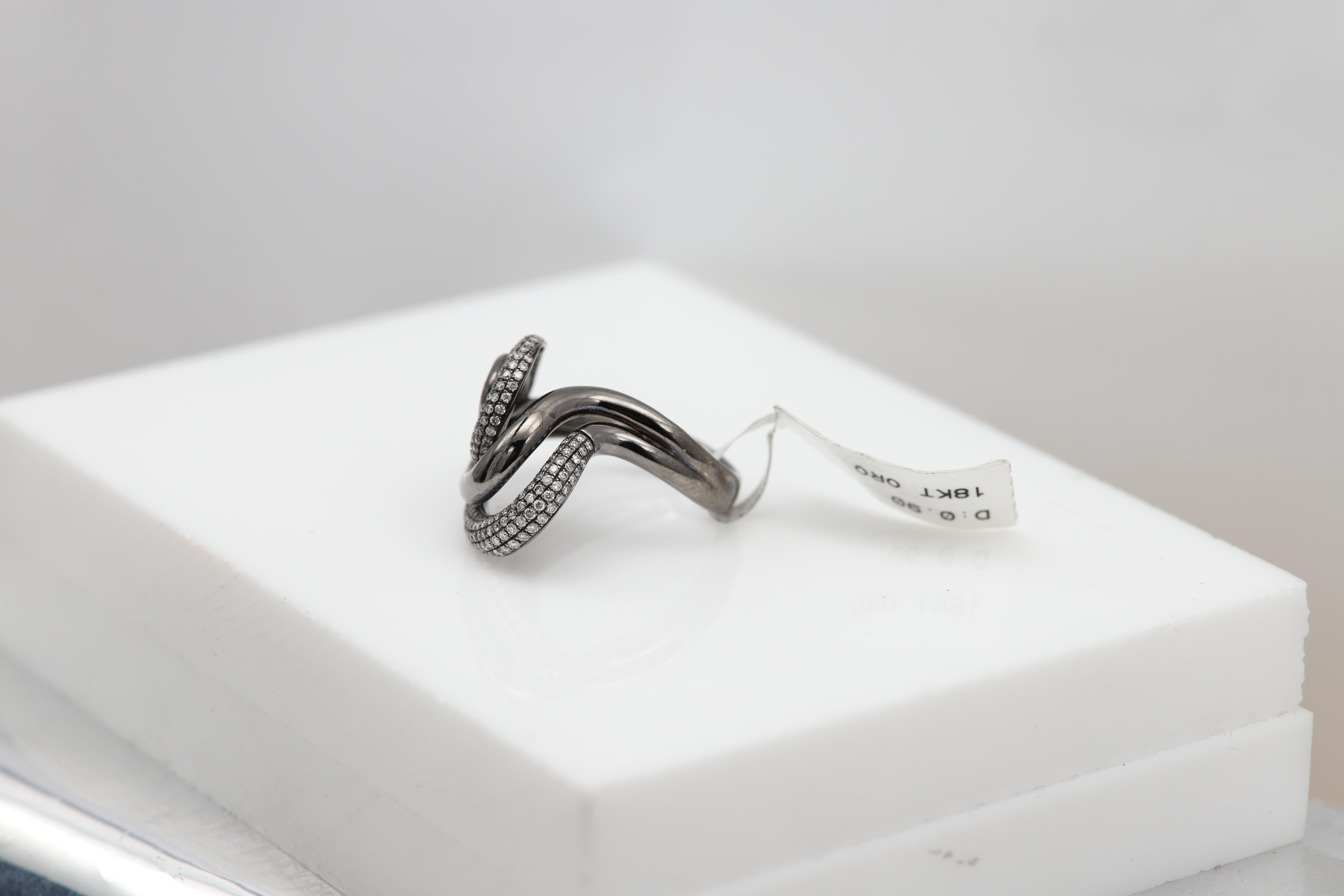 Bague de style libre Or 18 carats Rhodium noir et diamants naturels blancs en vente 1