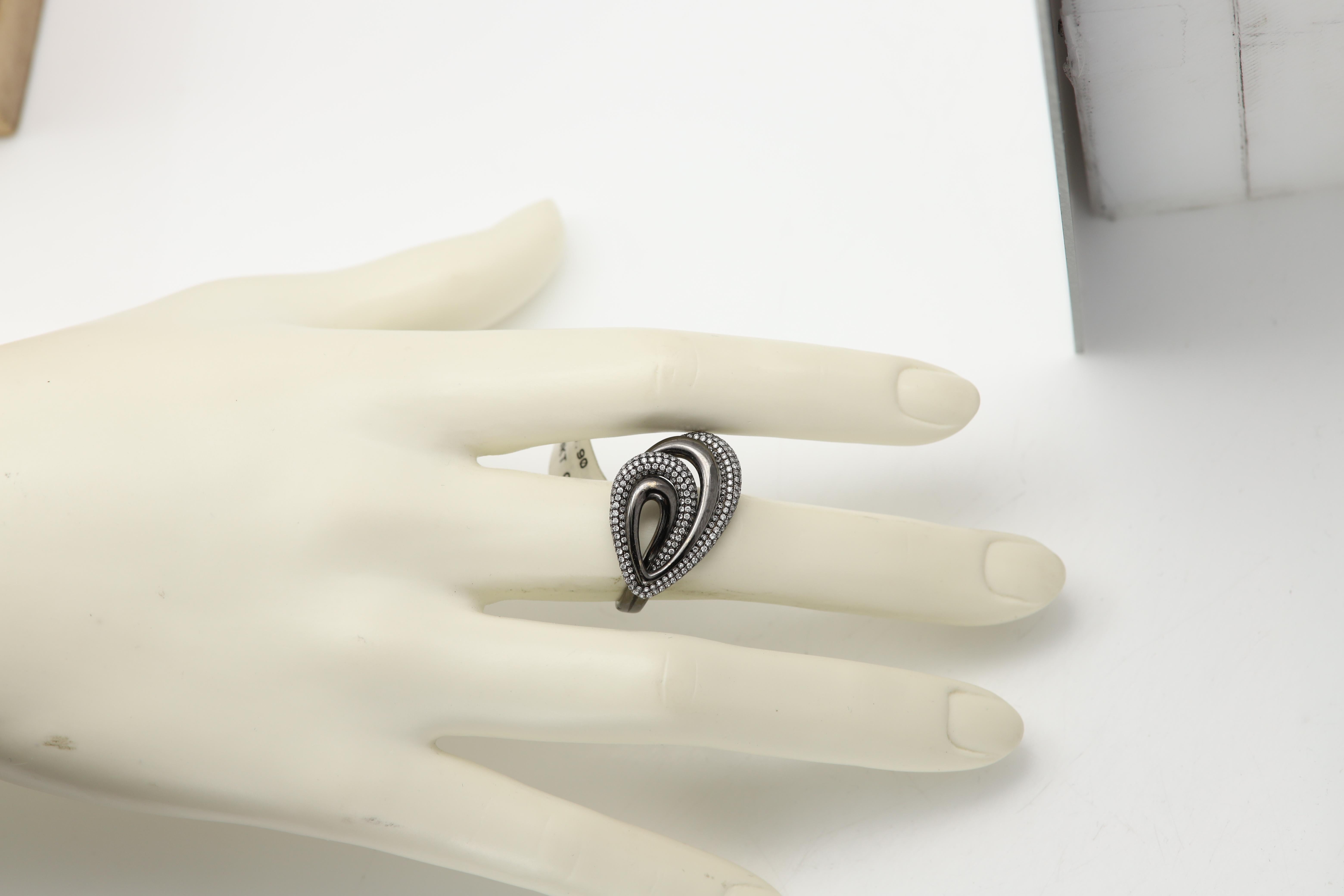 Bague de style libre Or 18 carats Rhodium noir et diamants naturels blancs en vente 2