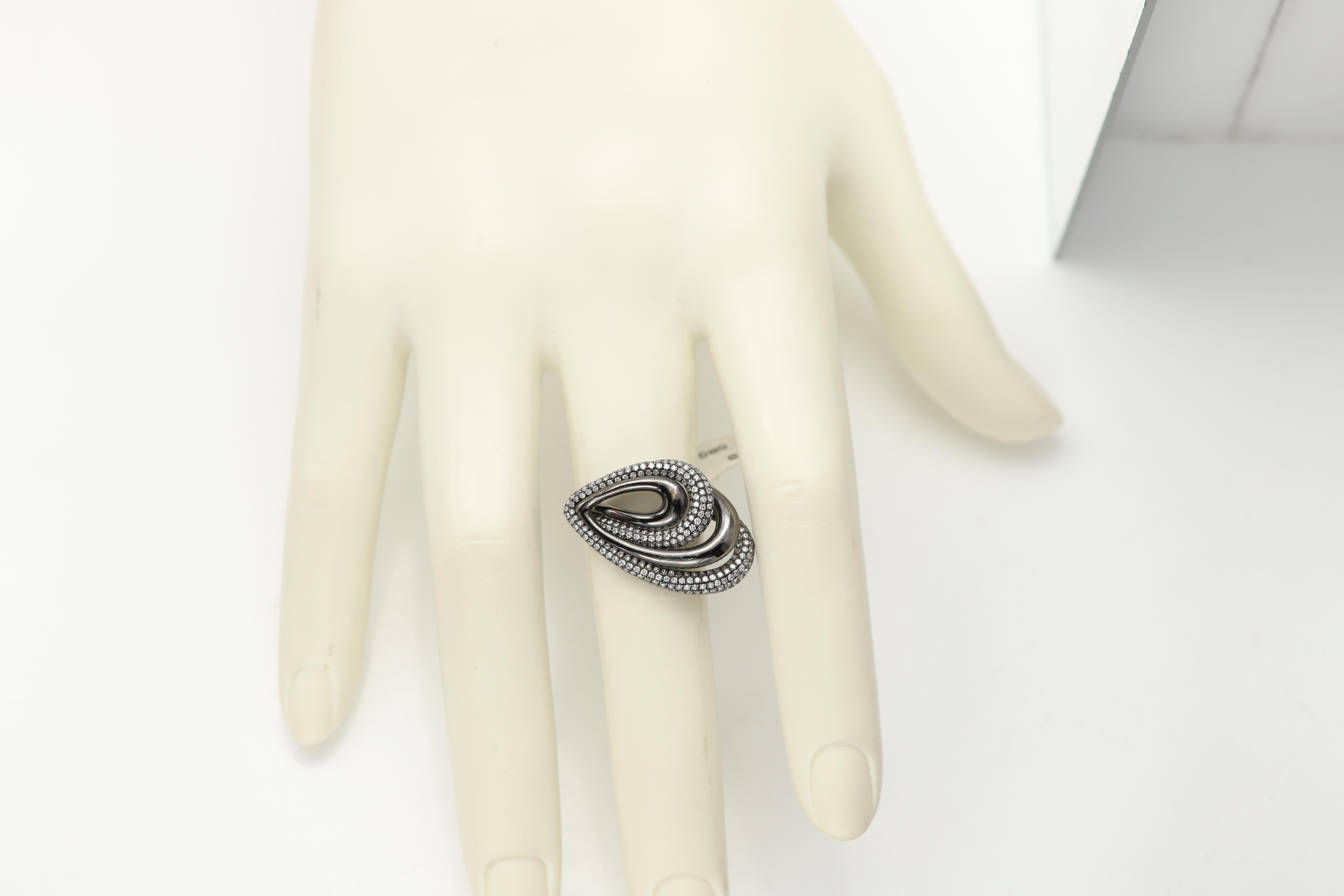 Bague de style libre Or 18 carats Rhodium noir et diamants naturels blancs en vente 3