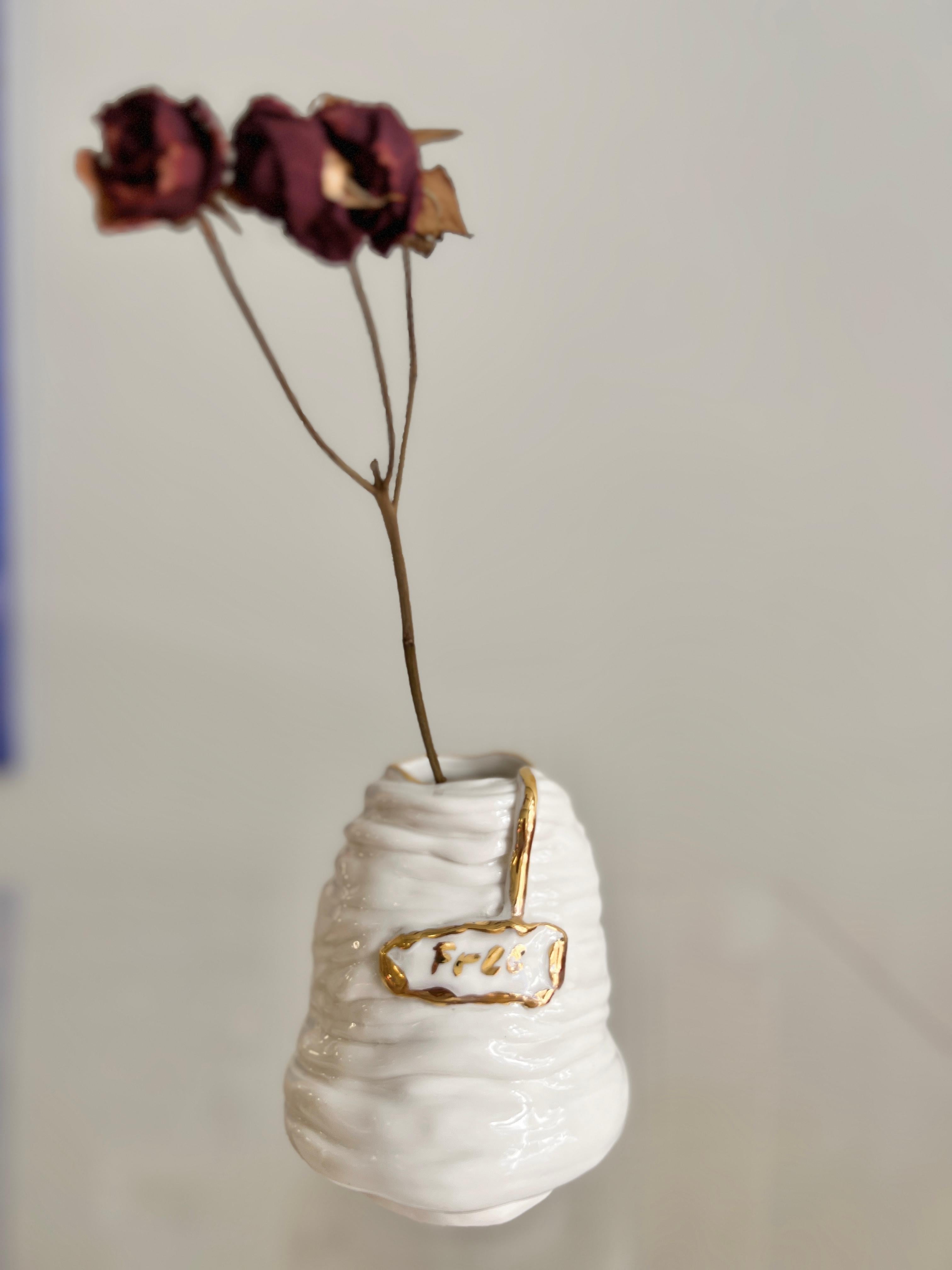 Si tratta di un pezzo unico in porcellana bianca e lustro d'oro dell'artista designer Hania Jneid, dove la parola FREE è scritta in oro. Costruito e dipinto a mano dall'artista. 