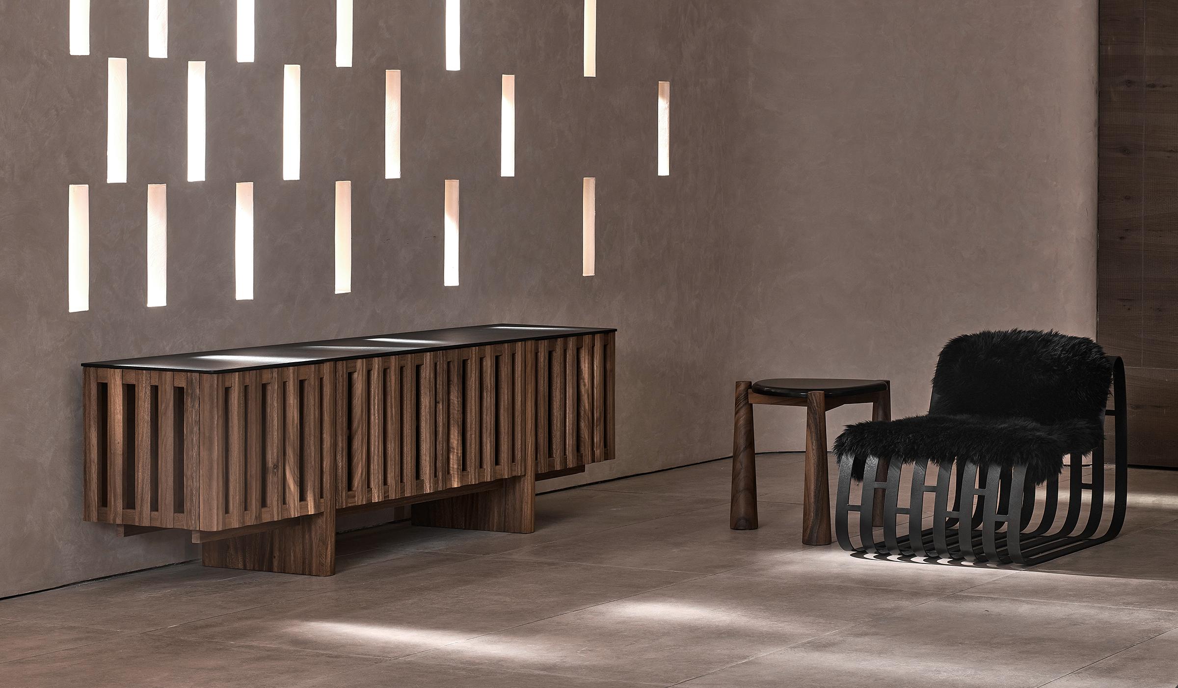 Armadio largo libero di DAaZ
Dimensioni: P 45 x L 200 x H 65,4 cm.
Materiali: Legno di Albizzia.


DAaZ Furniture onora lo spirito di avventura. Accettiamo l'evasione dall'ordinario e ci rallegriamo della magia che si trova nell'inaspettato. La