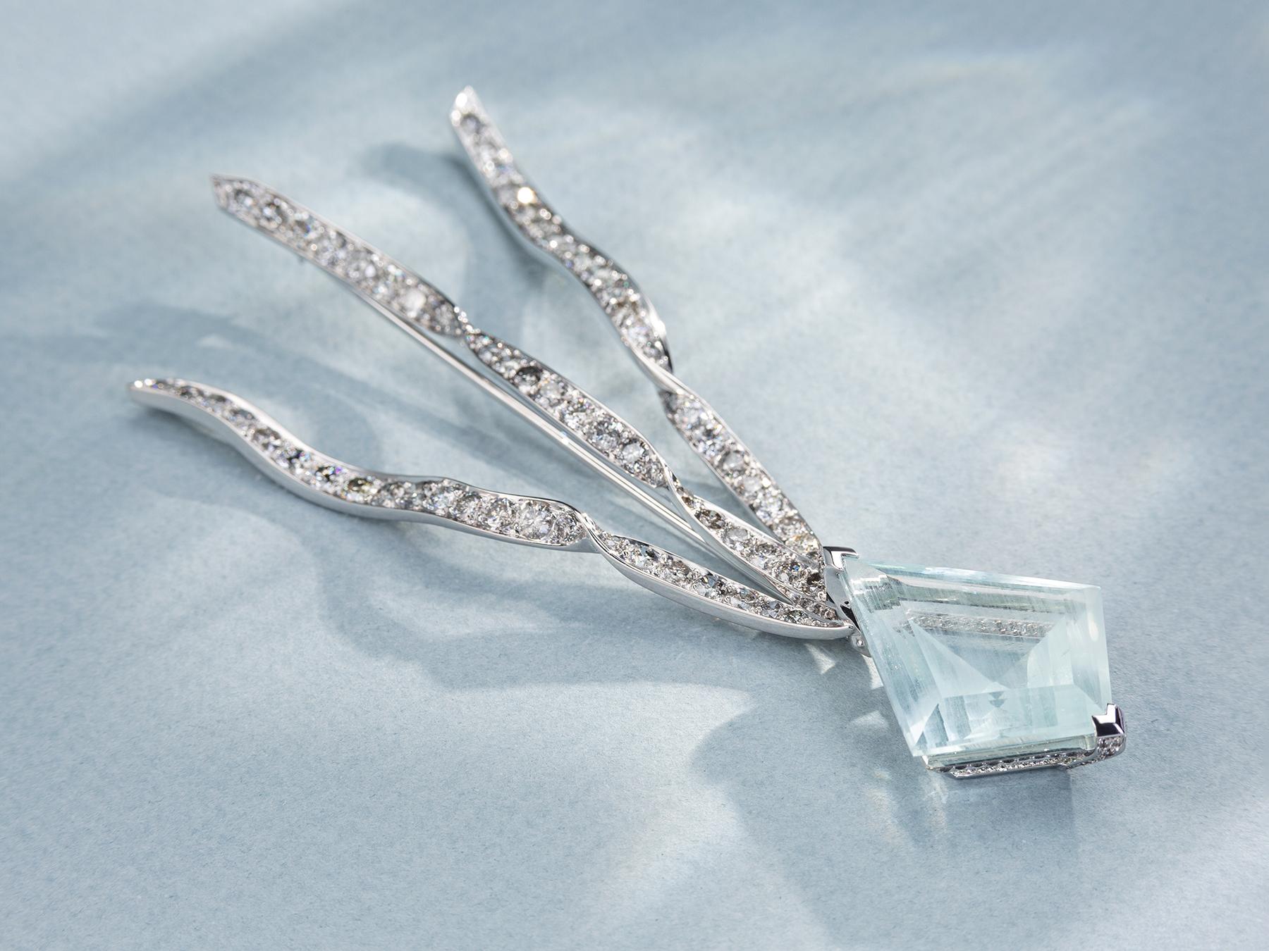 Freedom Aquamarine brooch white gold Blue beryl 23 carats For Sale 2