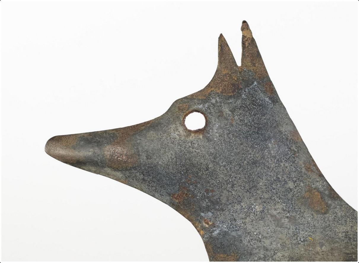 New England Fine Fox Wetterfahne circa 1940er Jahre 
Eine sehr schöne und ausdrucksstarke Volkskunst  arbeiten.

Ein fein gezeichneter Ausdruck des Freiheitsdrangs in der Tierwelt...

montiert auf Stahldisplay