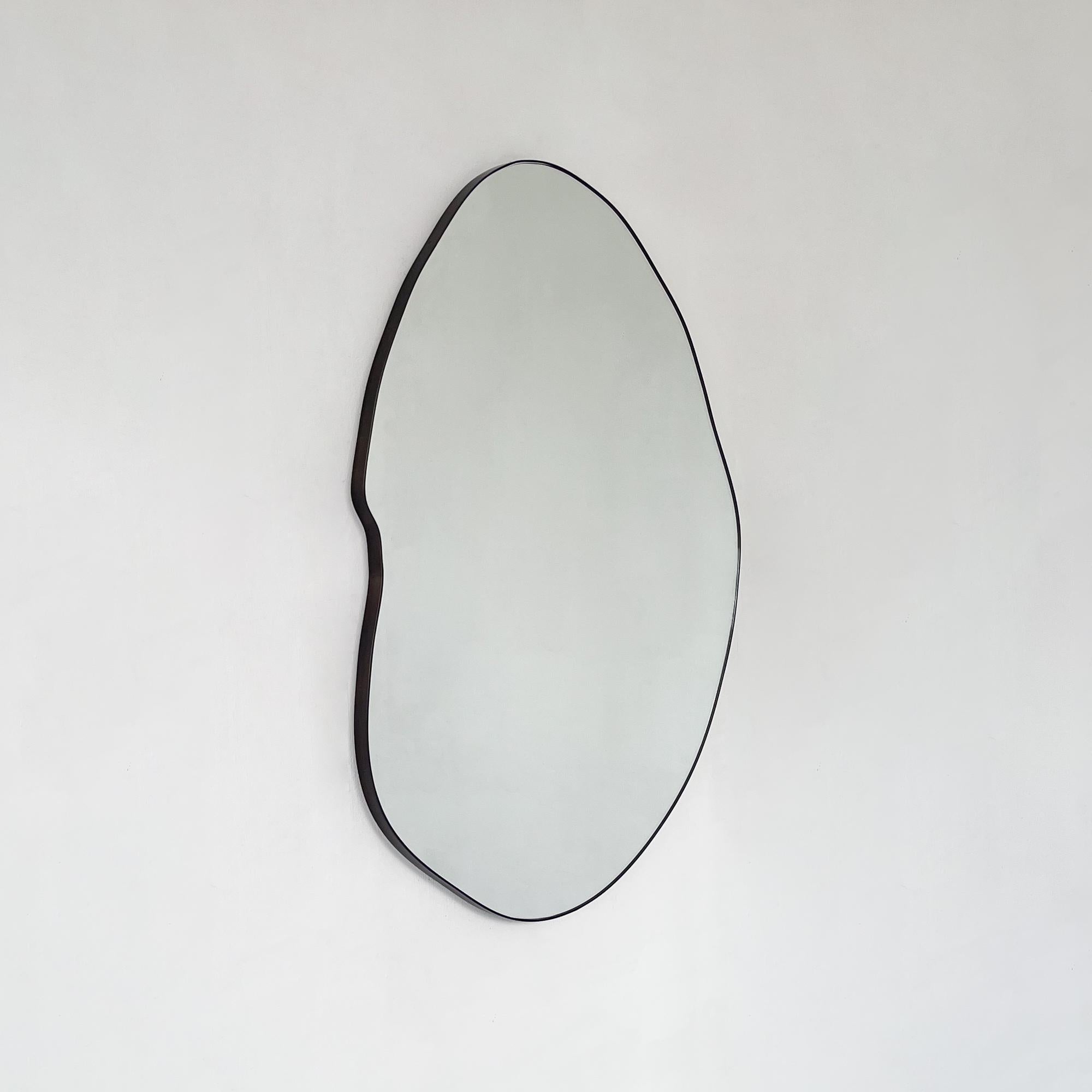 Freiform-Spiegel in organischer Form mit minimalistischem schwarzem Rahmen - A (Organische Moderne) im Angebot