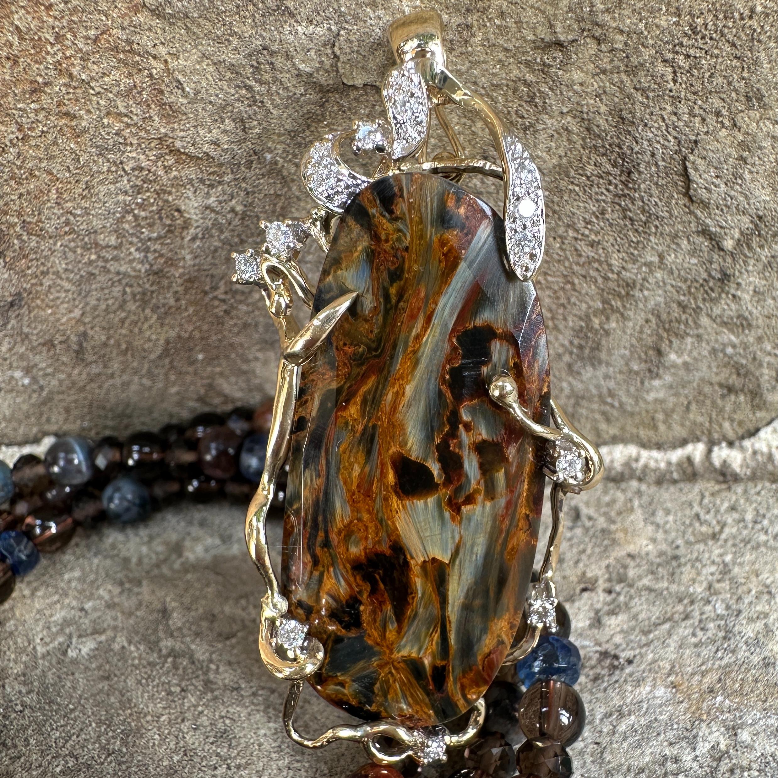 Contemporaneo Ciondolo di valorizzazione della pietersite in oro 14K a forma libera con diamanti e kianite in vendita