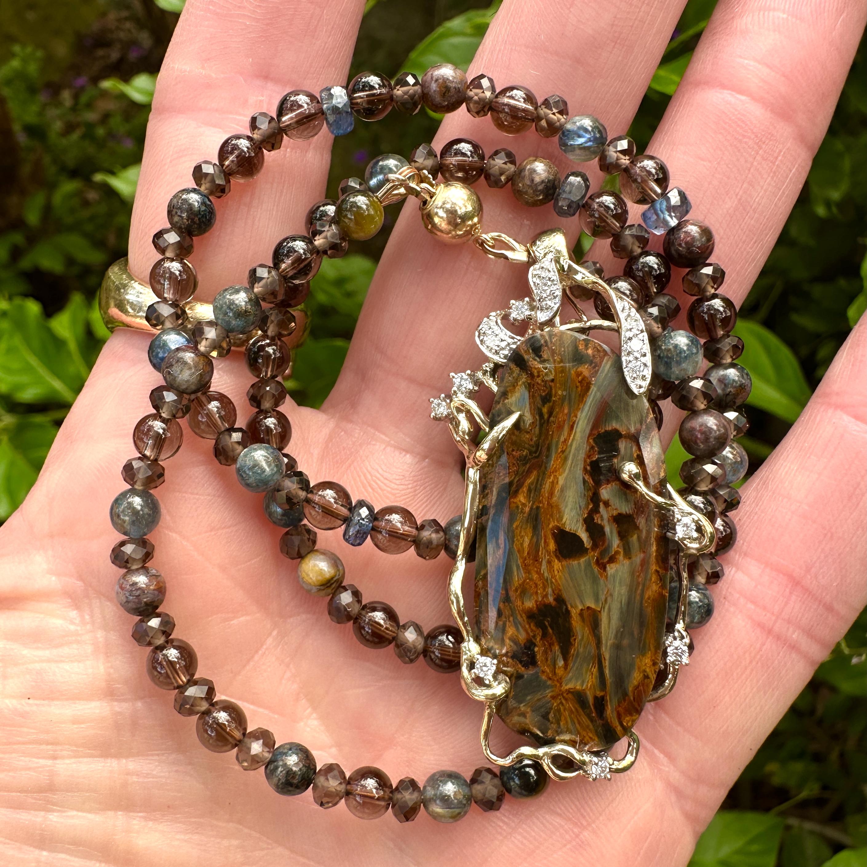 Ciondolo di valorizzazione della pietersite in oro 14K a forma libera con diamanti e kianite In condizioni ottime in vendita a Sherman Oaks, CA