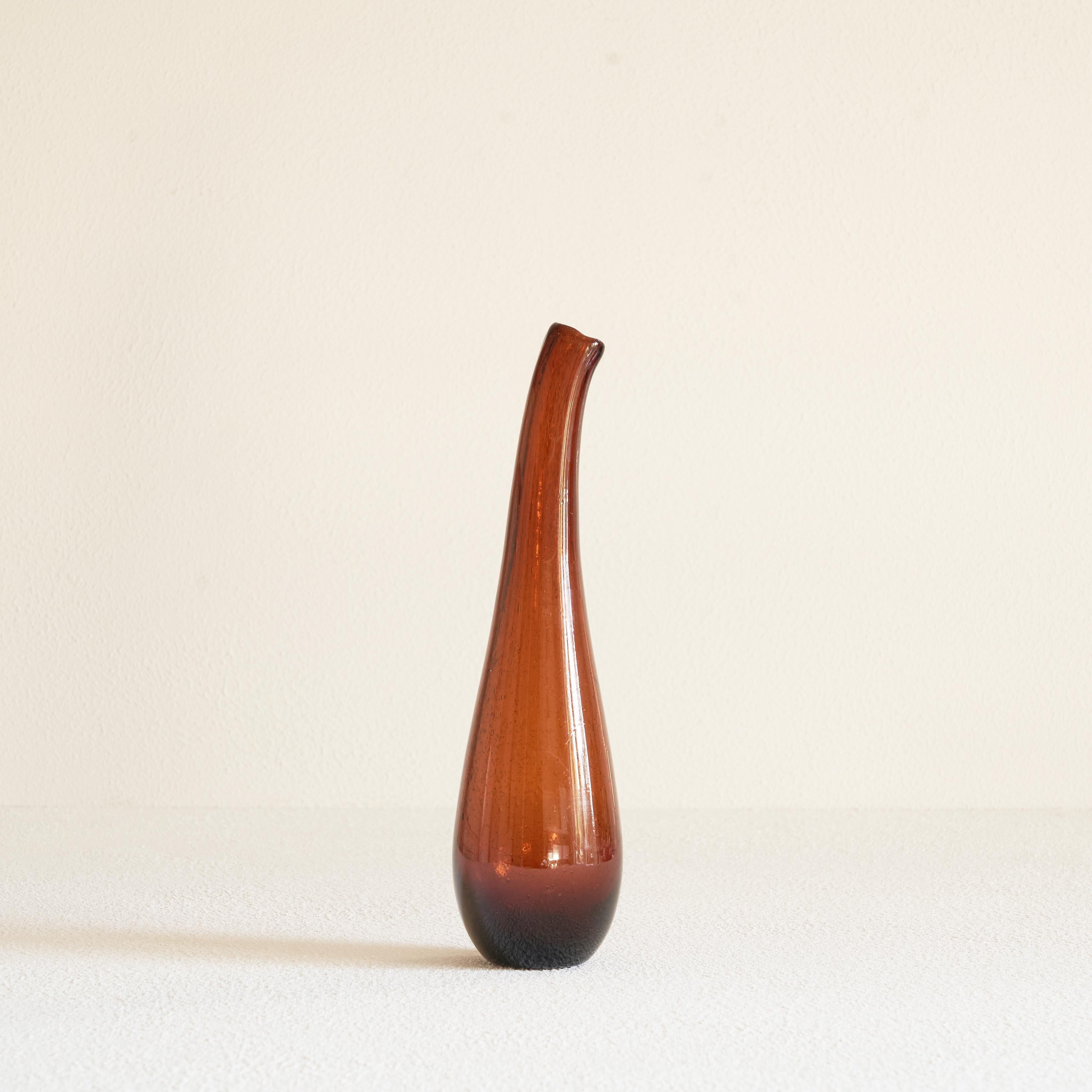 Freiformvase aus bernsteinfarbenem Blasenglas, 1960er Jahre.

Dies ist eine frei geformte Glasvase aus der Mitte des Jahrhunderts mit einer ausgeprägten und eleganten Freiform-Ästhetik. Diese mundgeblasene Vase ist ein einzigartiges Stück Glaskunst.