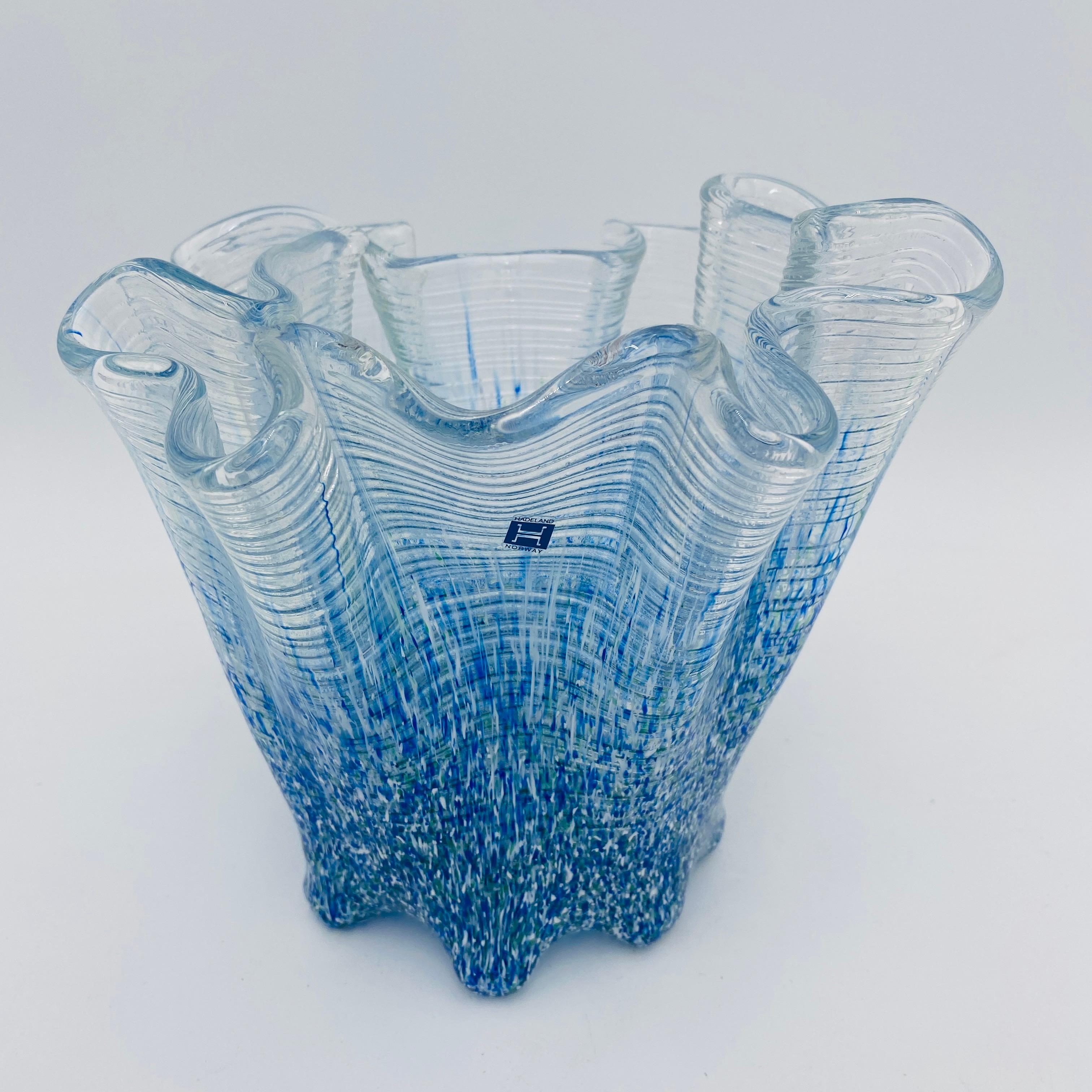 Grand vase mouchoir de forme libre en verre d'art norvégien. Conçu par Severin Brørby et fabriqué à Hadeland en Norvège vers les années 1970. 

Hadeland Glassverk est la plus ancienne entreprise industrielle de Norvège à pouvoir se prévaloir d'une