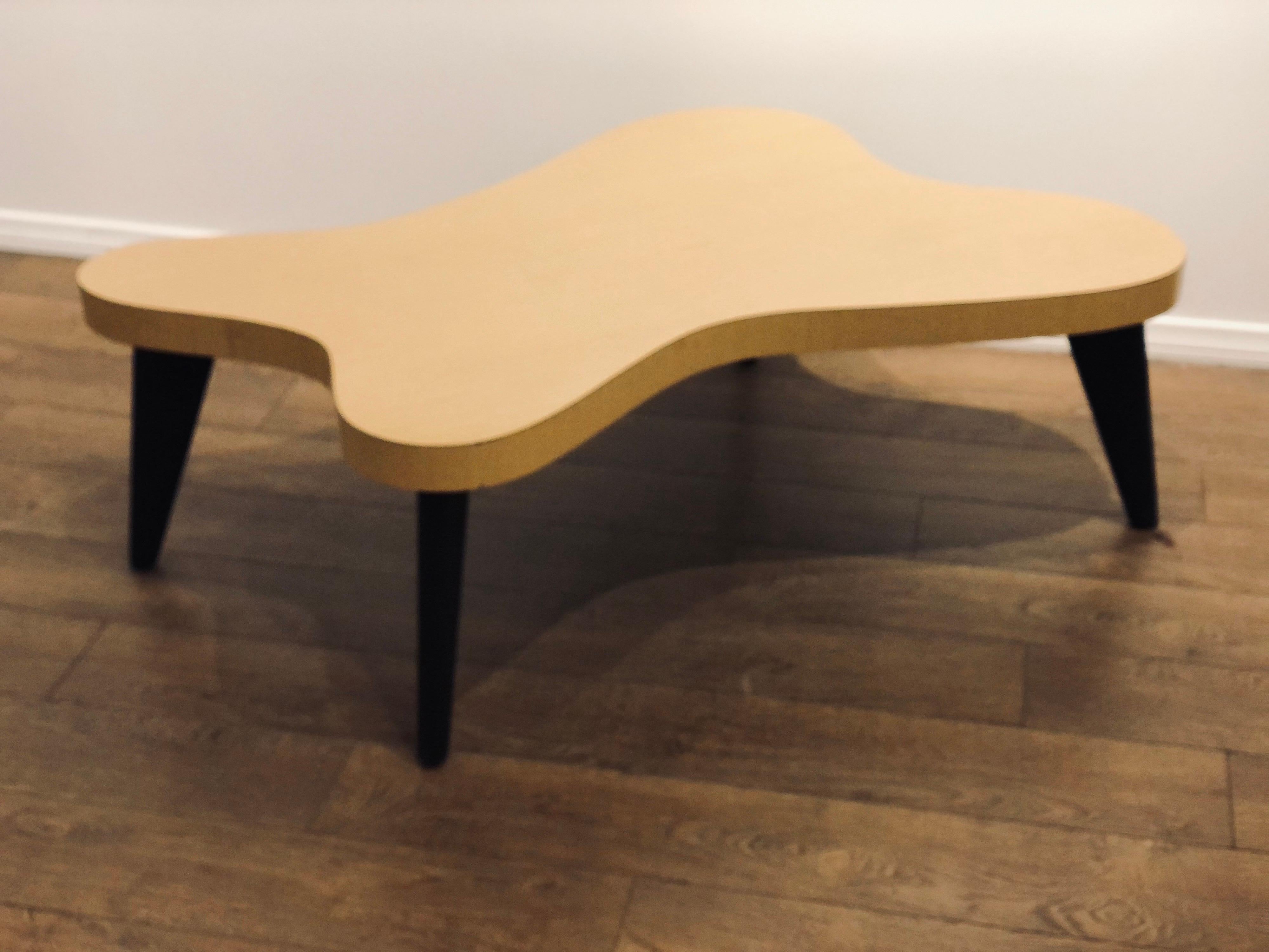 A Klassik midcentury freeform coffee table, in a cream laminate top with black lacquer legs, circa 1950s very nice condition a couple of fleabites around the edge. This table its perfect great size goes great with any type of decor, from art deco to