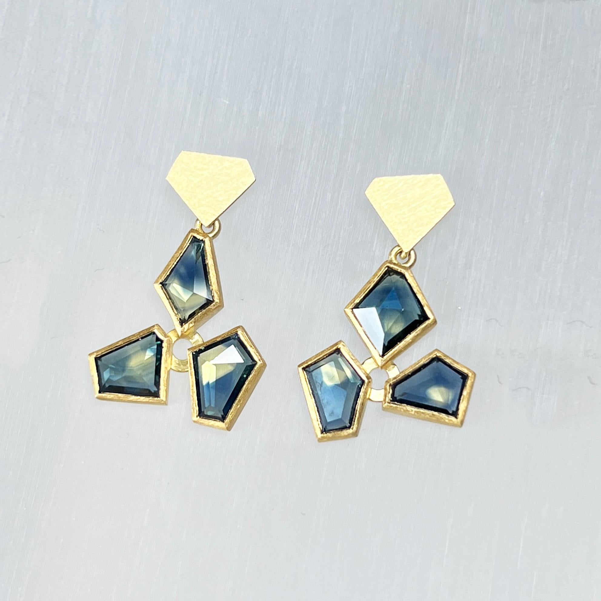 Asymmetrische australische Parti-Saphir-Ohrringe aus 18 Karat Gelbgold (Zeitgenössisch) im Angebot