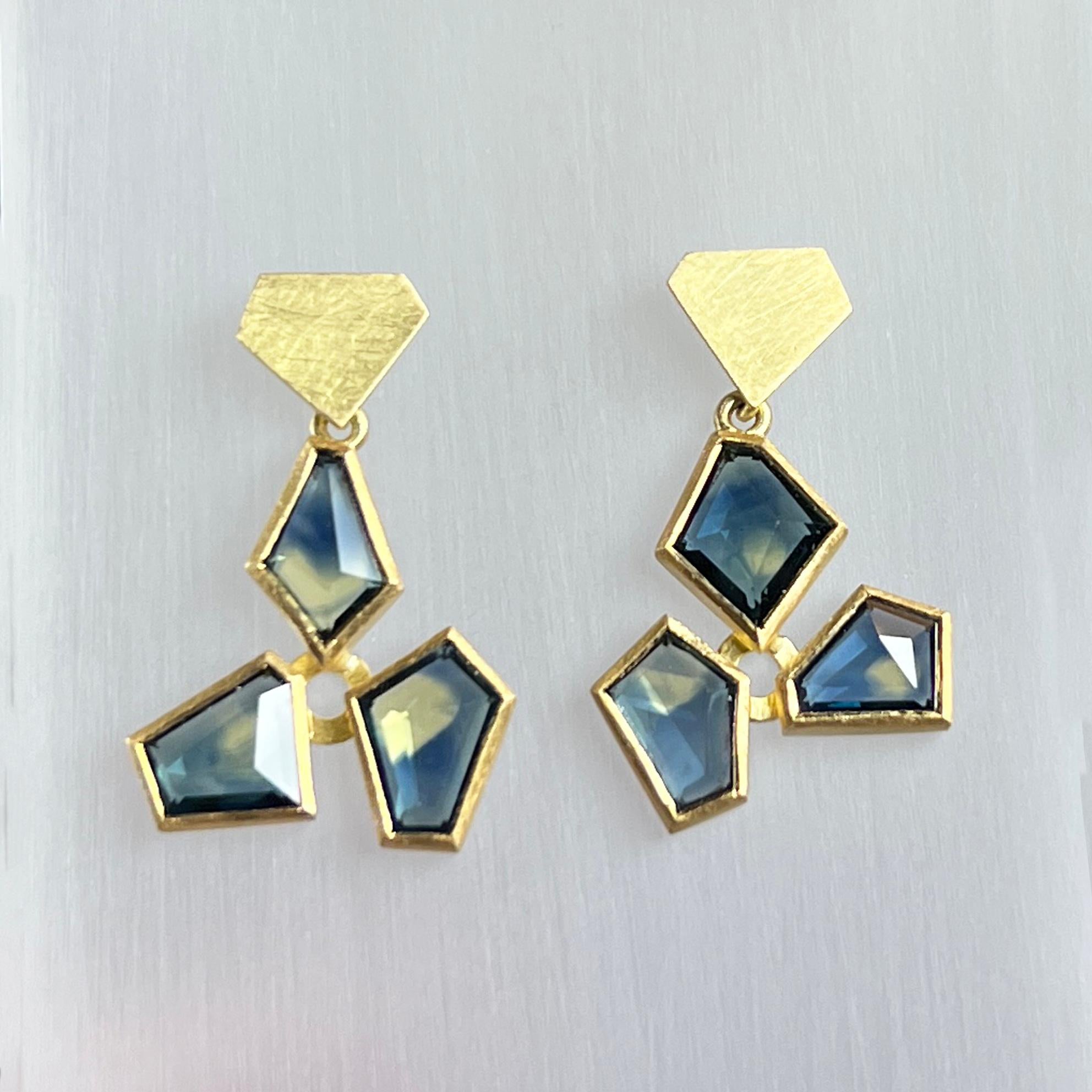 Asymmetrische australische Parti-Saphir-Ohrringe aus 18 Karat Gelbgold (Gemischter Schliff) im Angebot