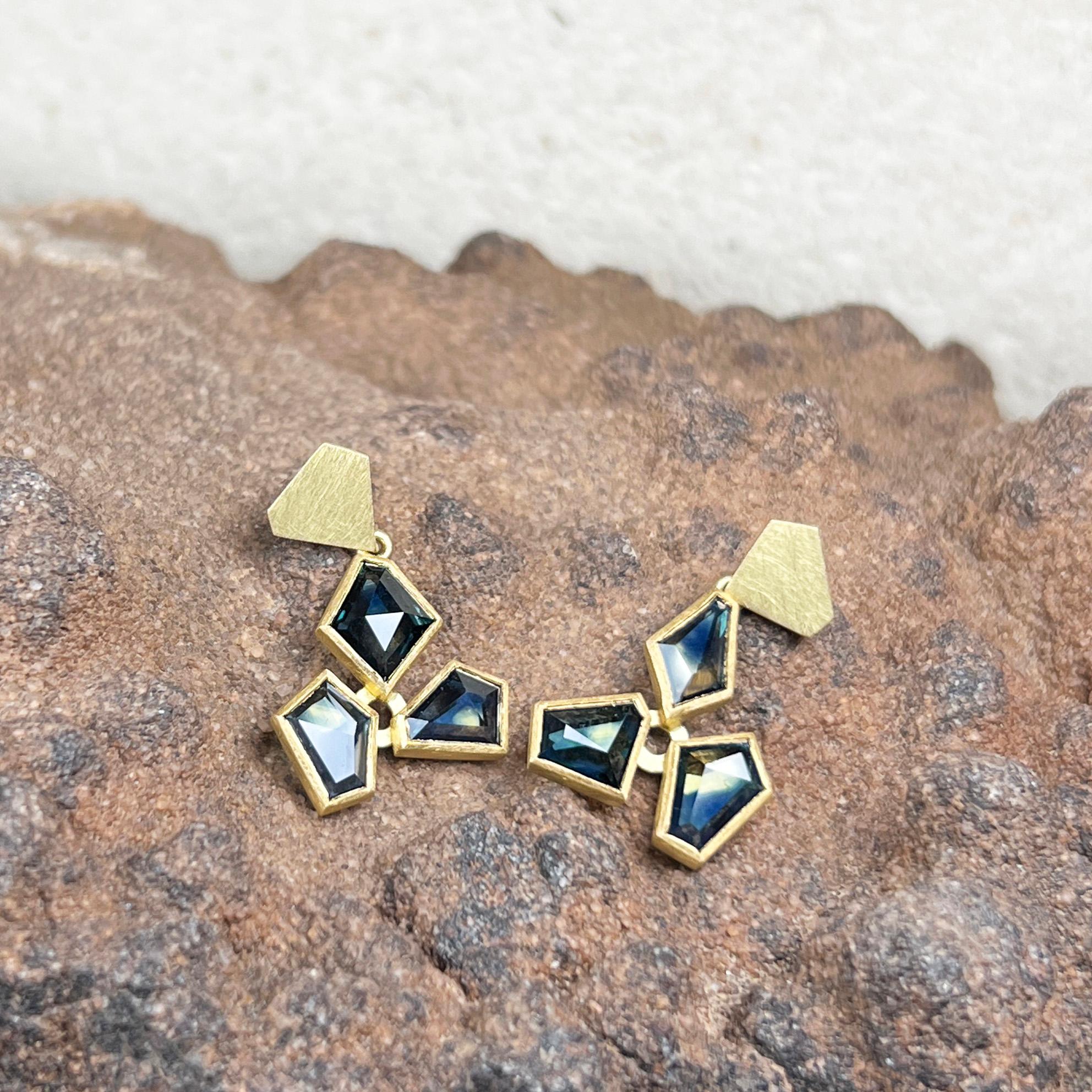 Asymmetrische australische Parti-Saphir-Ohrringe aus 18 Karat Gelbgold im Zustand „Neu“ im Angebot in London, GB