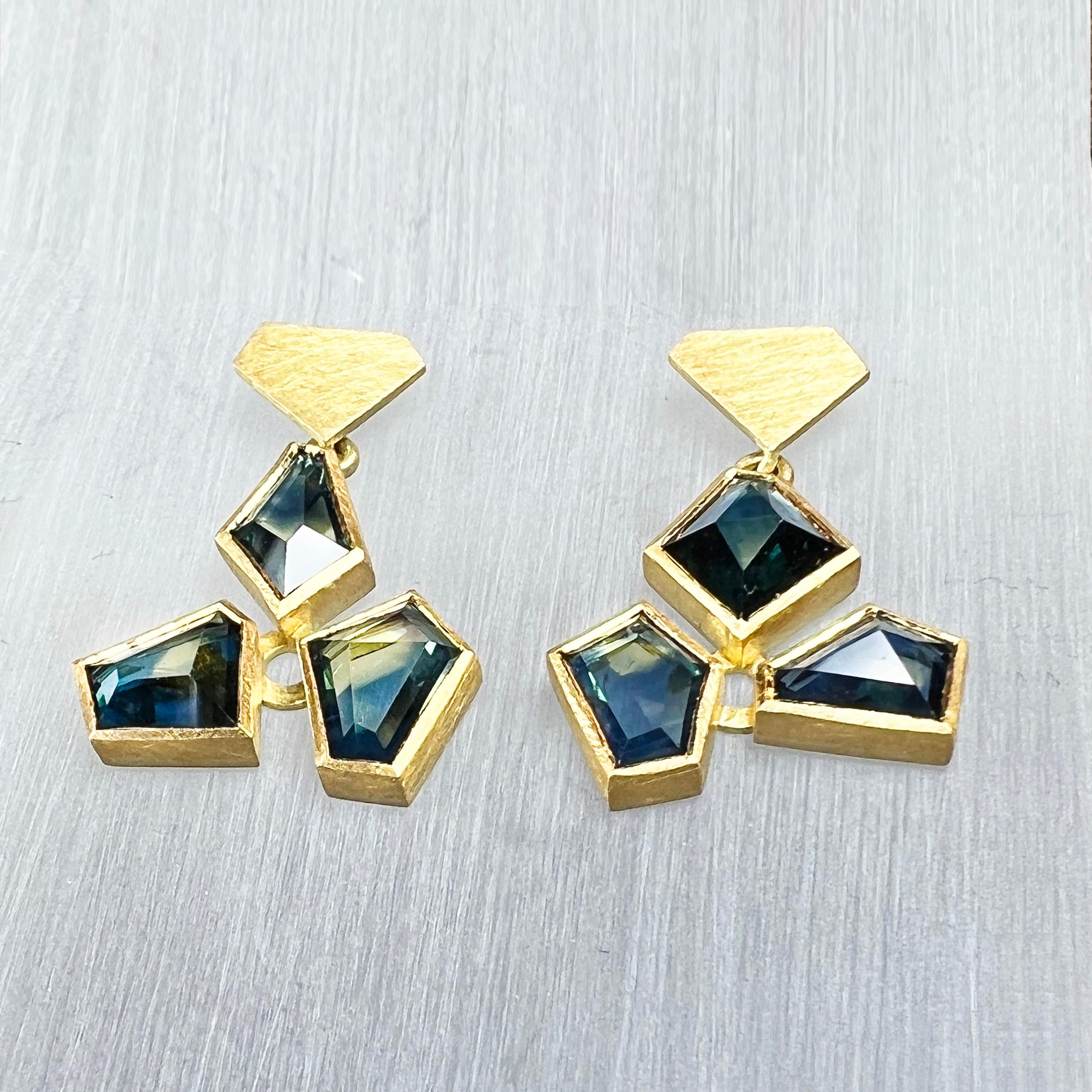 Asymmetrische australische Parti-Saphir-Ohrringe aus 18 Karat Gelbgold Damen im Angebot