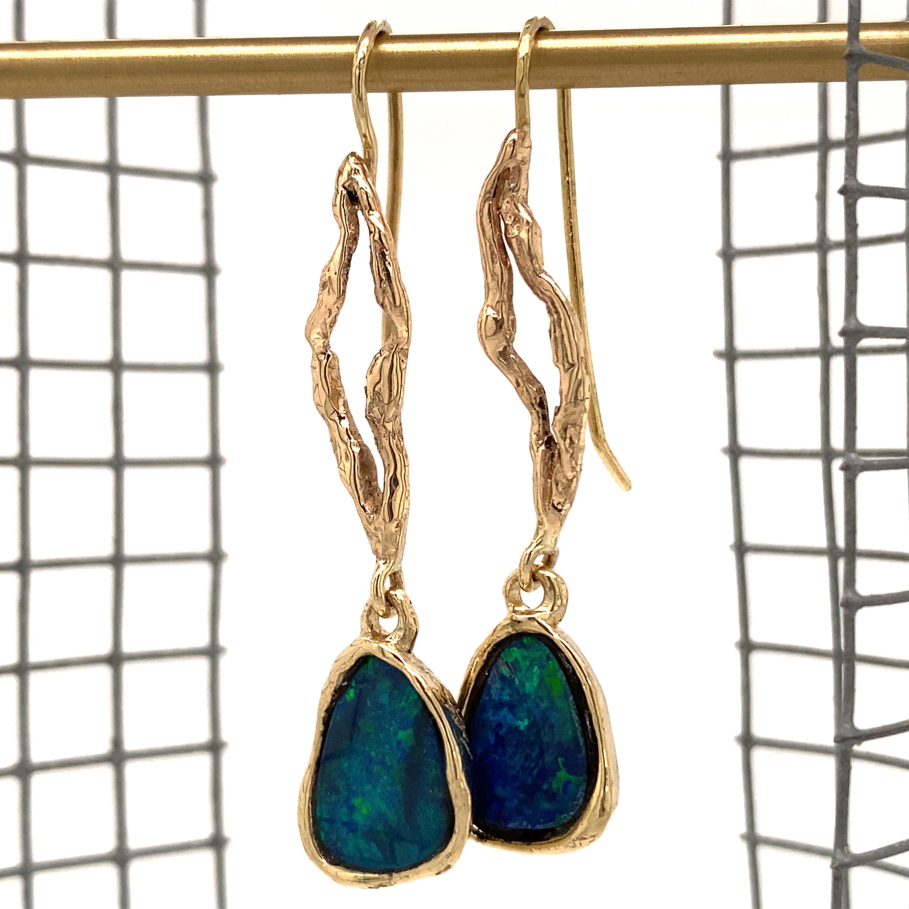 Contemporain Pendants d'oreilles crochet de berger en or jaune avec opale Boulder de forme libre en vente