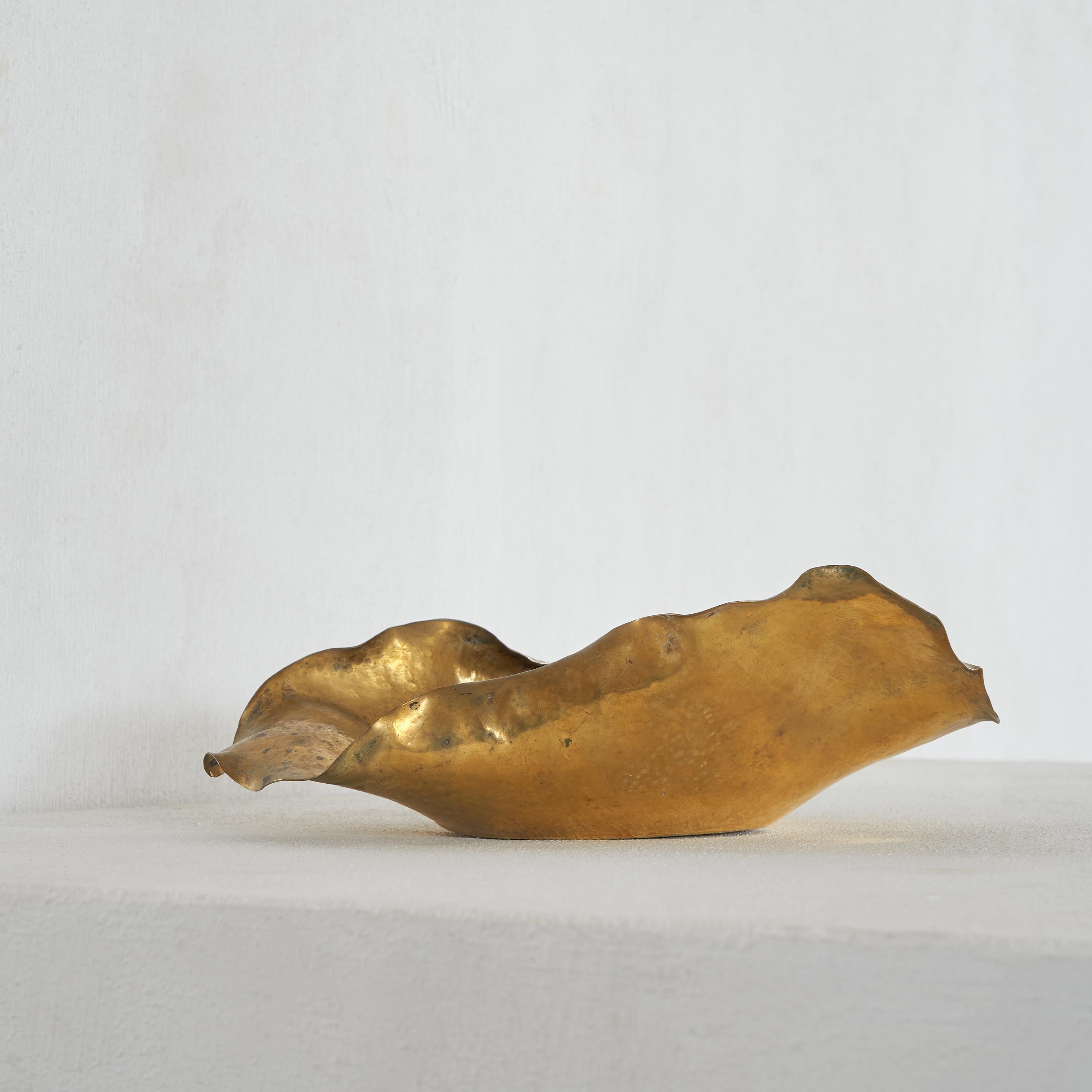 Bowl in hand hammered brass. The freeform shape is reminiscent of a curled leaf that fell to the ground in autumn.

The bowl, fruit bowl or vide poche has a different look from every angle and is therefore a piece that will never