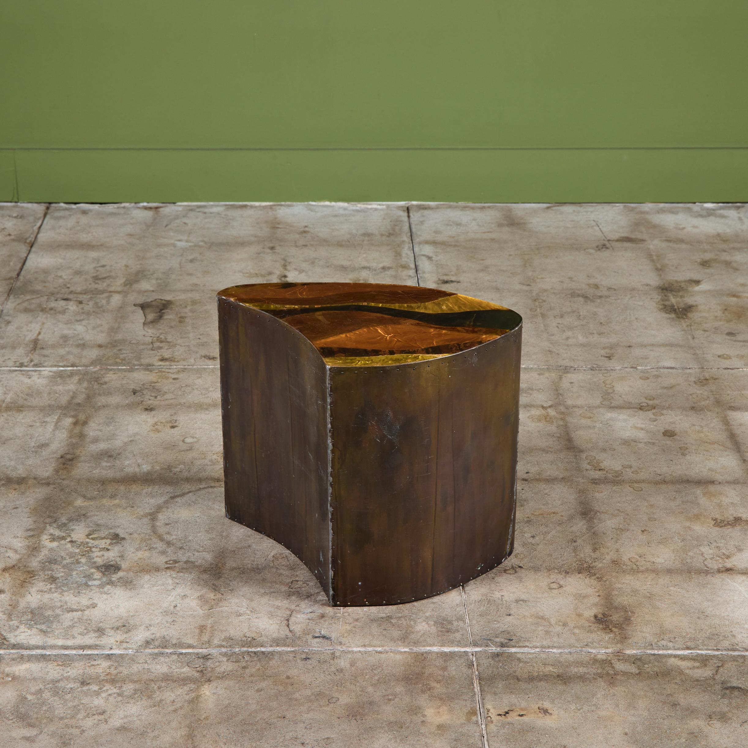 Mesa auxiliar Freeform revestida de latón - I Estadounidense en venta