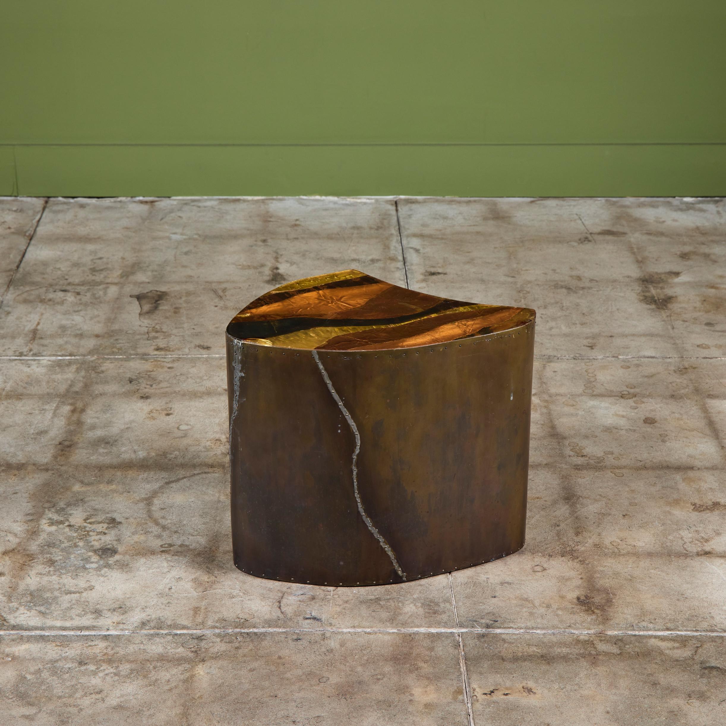 Mesa auxiliar Freeform revestida de latón - I siglo XX en venta