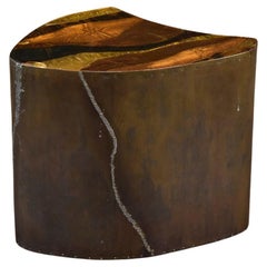Mesa auxiliar Freeform revestida de latón - I