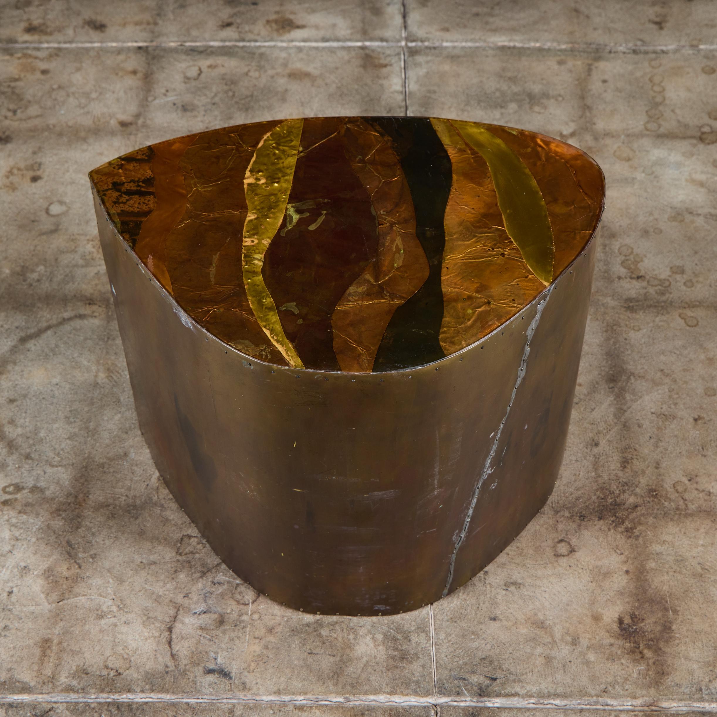 Mesa auxiliar Freeform revestida de latón - II Metal en venta