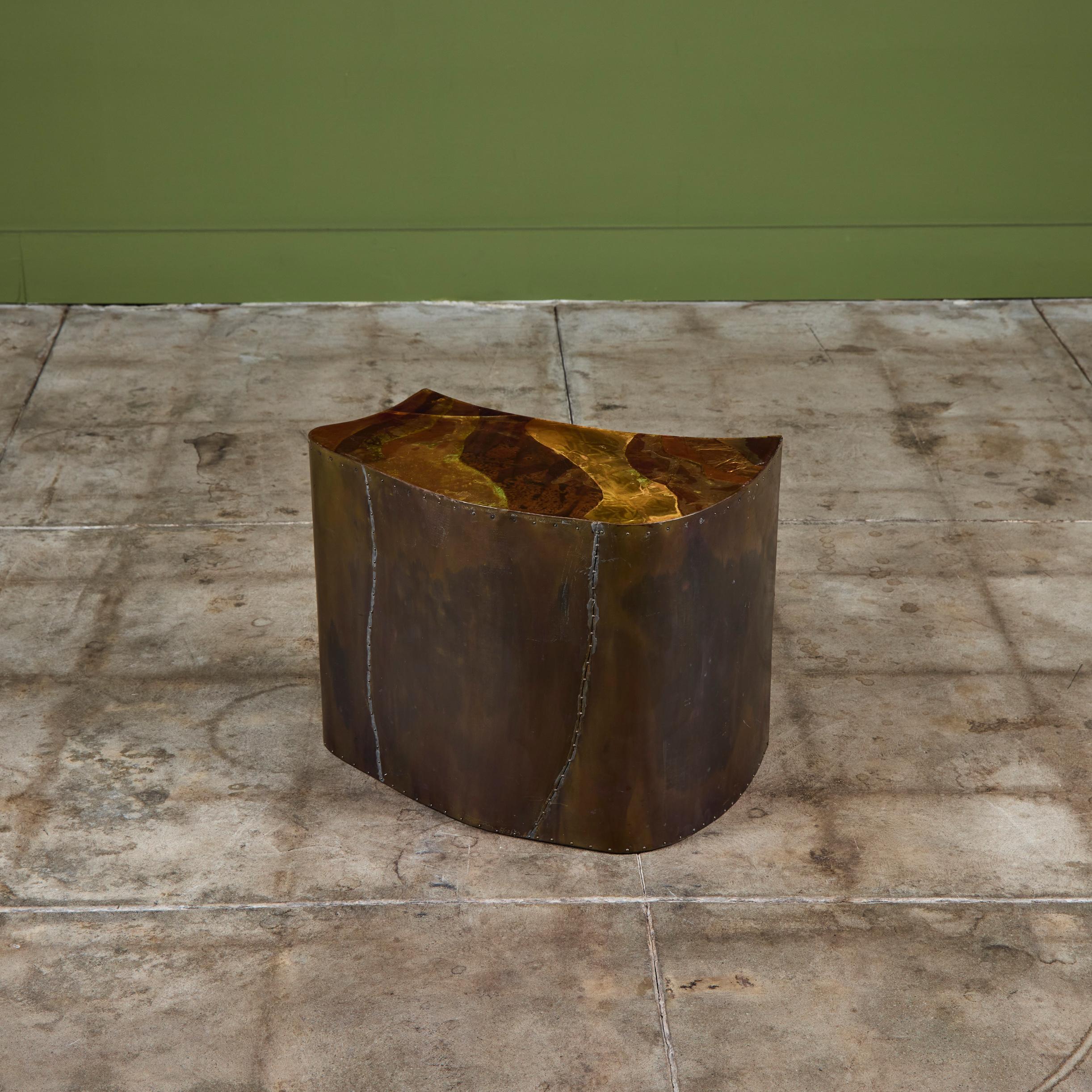 Mesa auxiliar Freeform revestida de latón - III siglo XX en venta