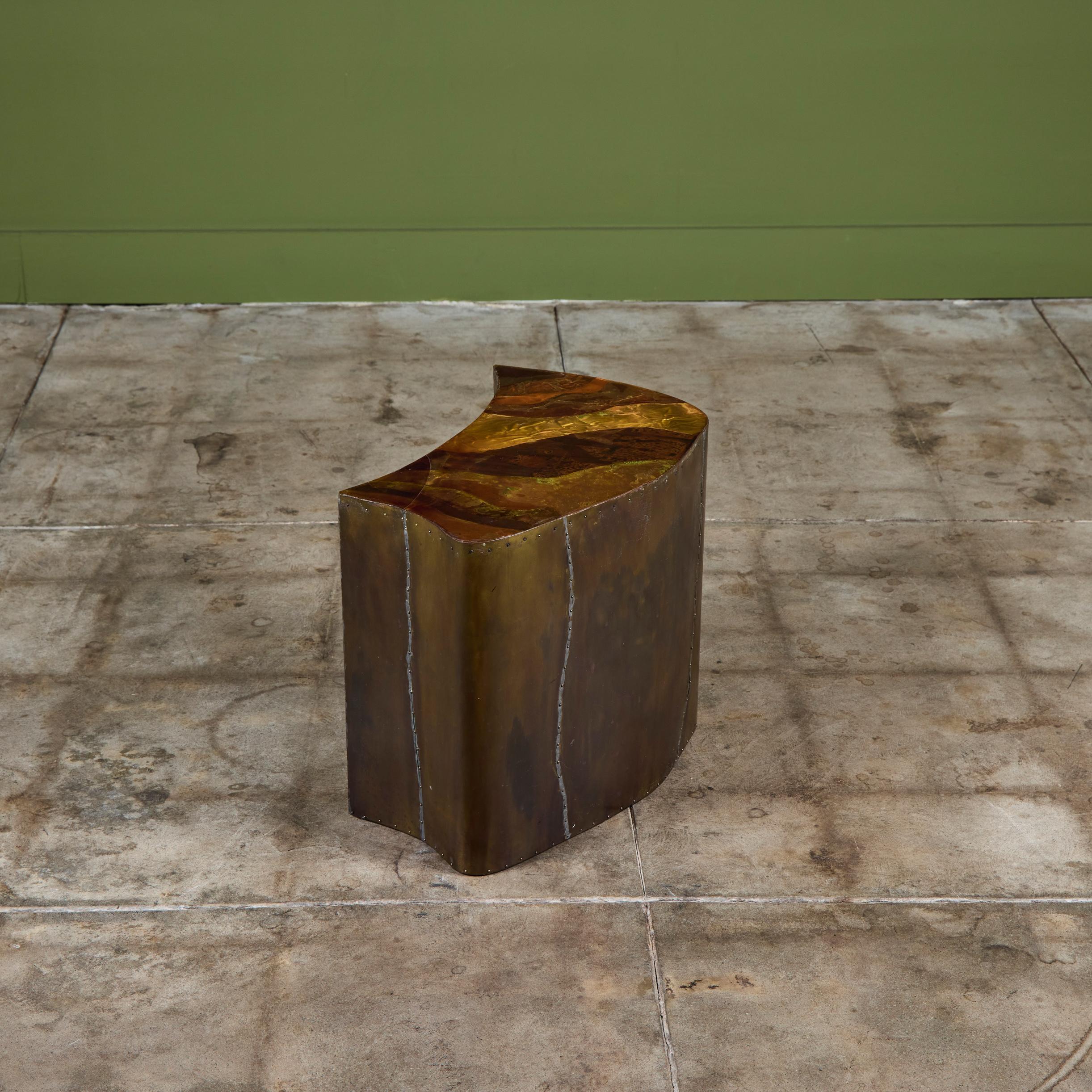 Mesa auxiliar Freeform revestida de latón - III Metal en venta
