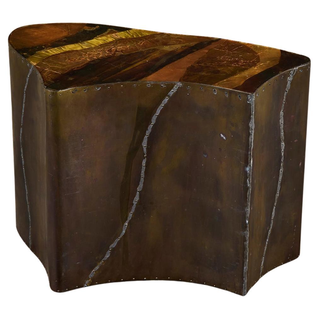 Mesa auxiliar Freeform revestida de latón - IV