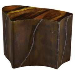 Mesa auxiliar Freeform revestida de latón - IV