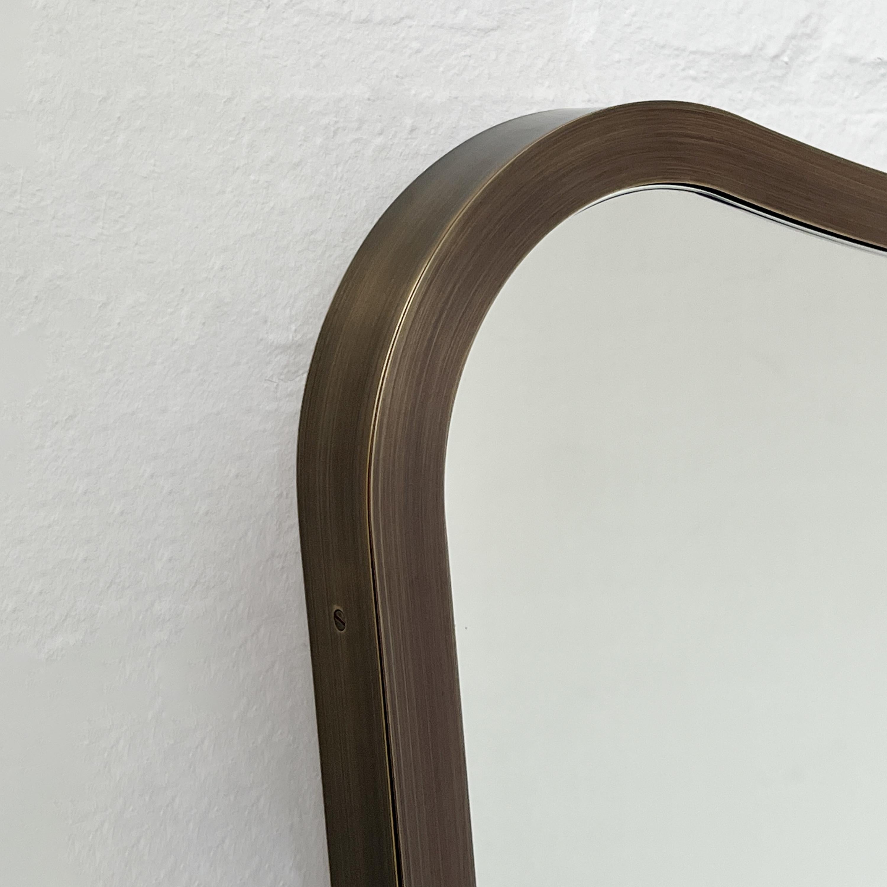 Freiformiger Deckenspiegel mit Hängeleuchte mit Bronze-Patina- Vollrahmen, Vintage Two im Angebot 3