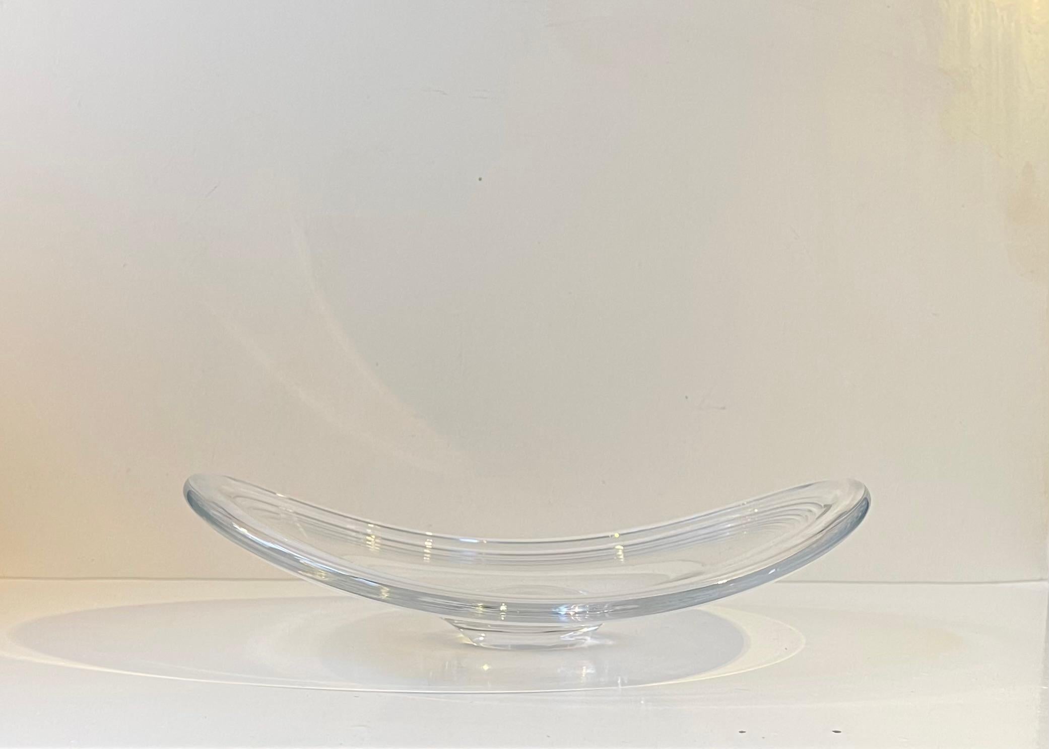 Piatto, centrotavola o fruttiera di forma organica soffiata a mano in vetro trasparente disegnata da Per Lütken. Questo pezzo è stato prodotto da Holmegaard in Danimarca a metà degli anni Sessanta. Si chiama Selandia o Freeform ed è firmato e