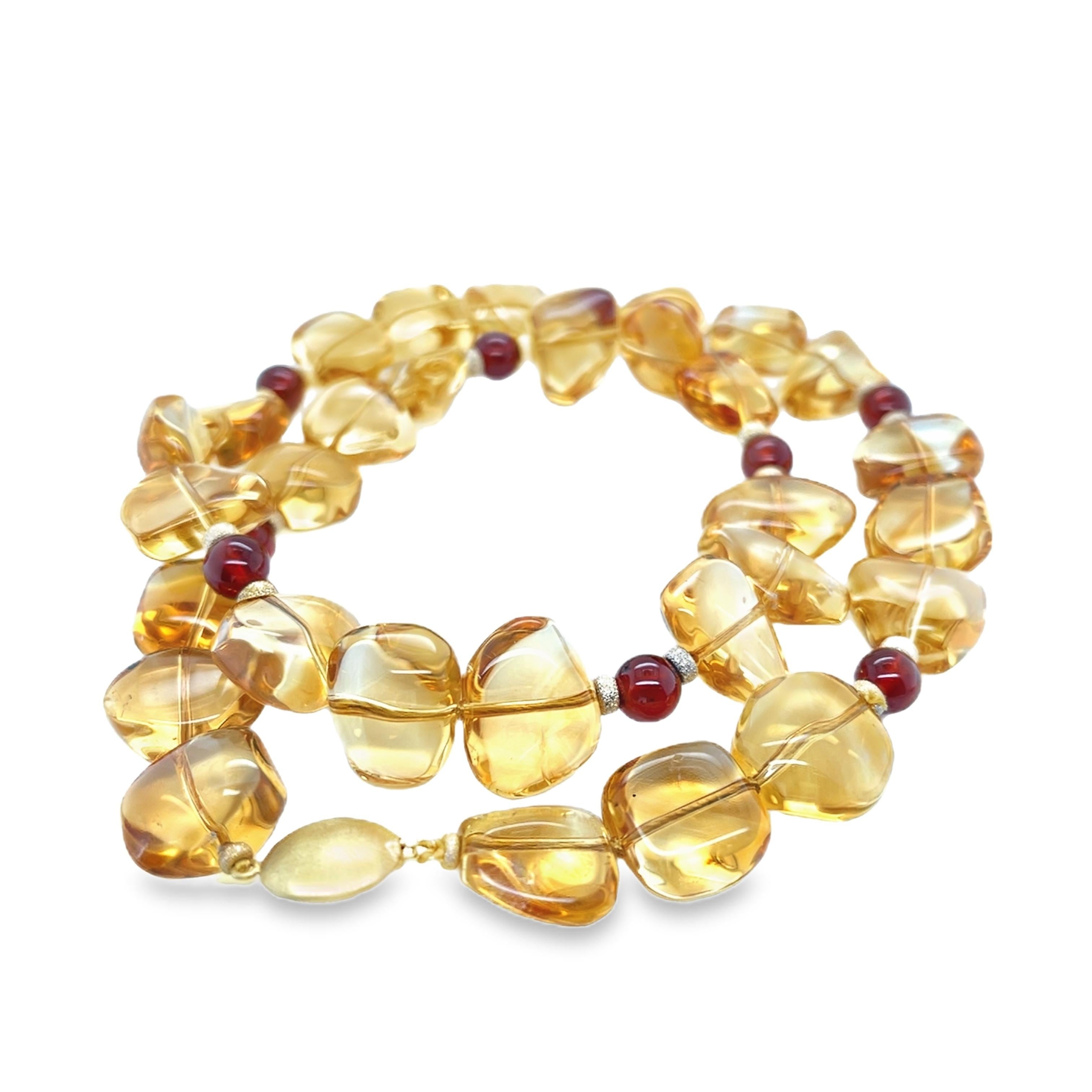 Questa graziosa collana presenta perle di citrino a forma libera e perle d'oro giallo disposte con granati che aggiungono un tocco di colore rosso! Le gemme di citrino hanno un bel colore miele dorato e catturano la luce in modo meraviglioso!
