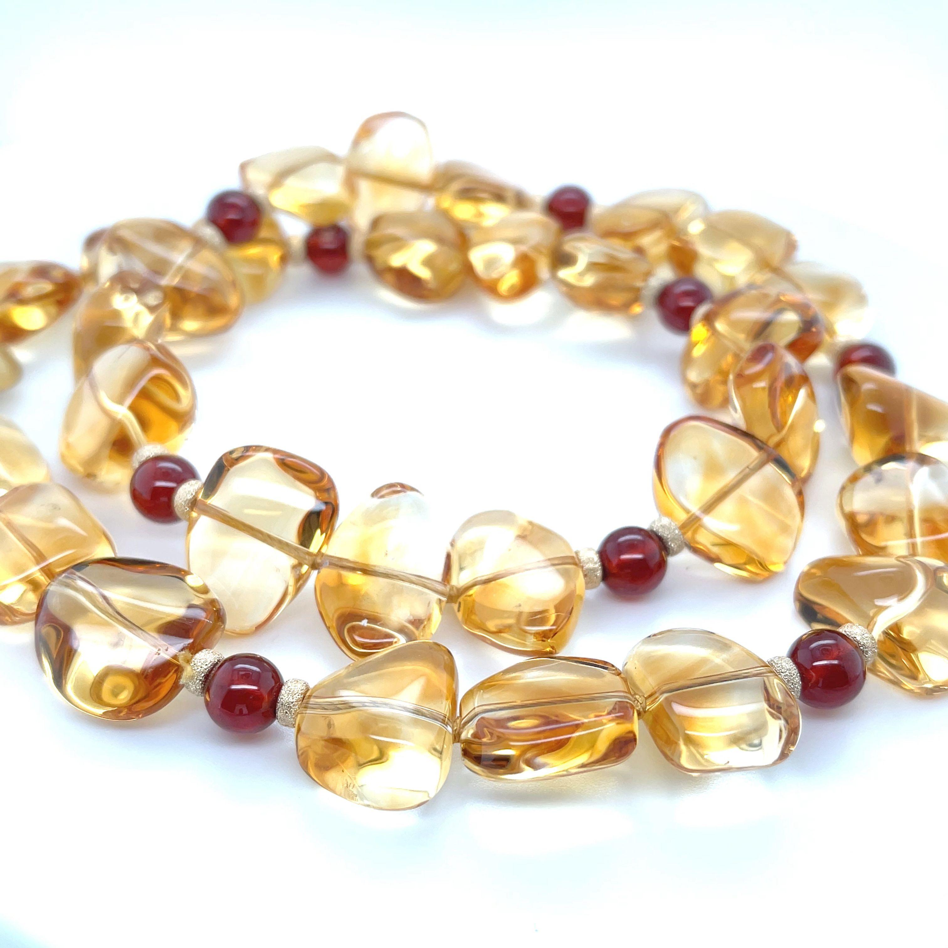 Artigiano Collana di perle a forma libera di citrino e granato rotondo con accenti in oro giallo in vendita