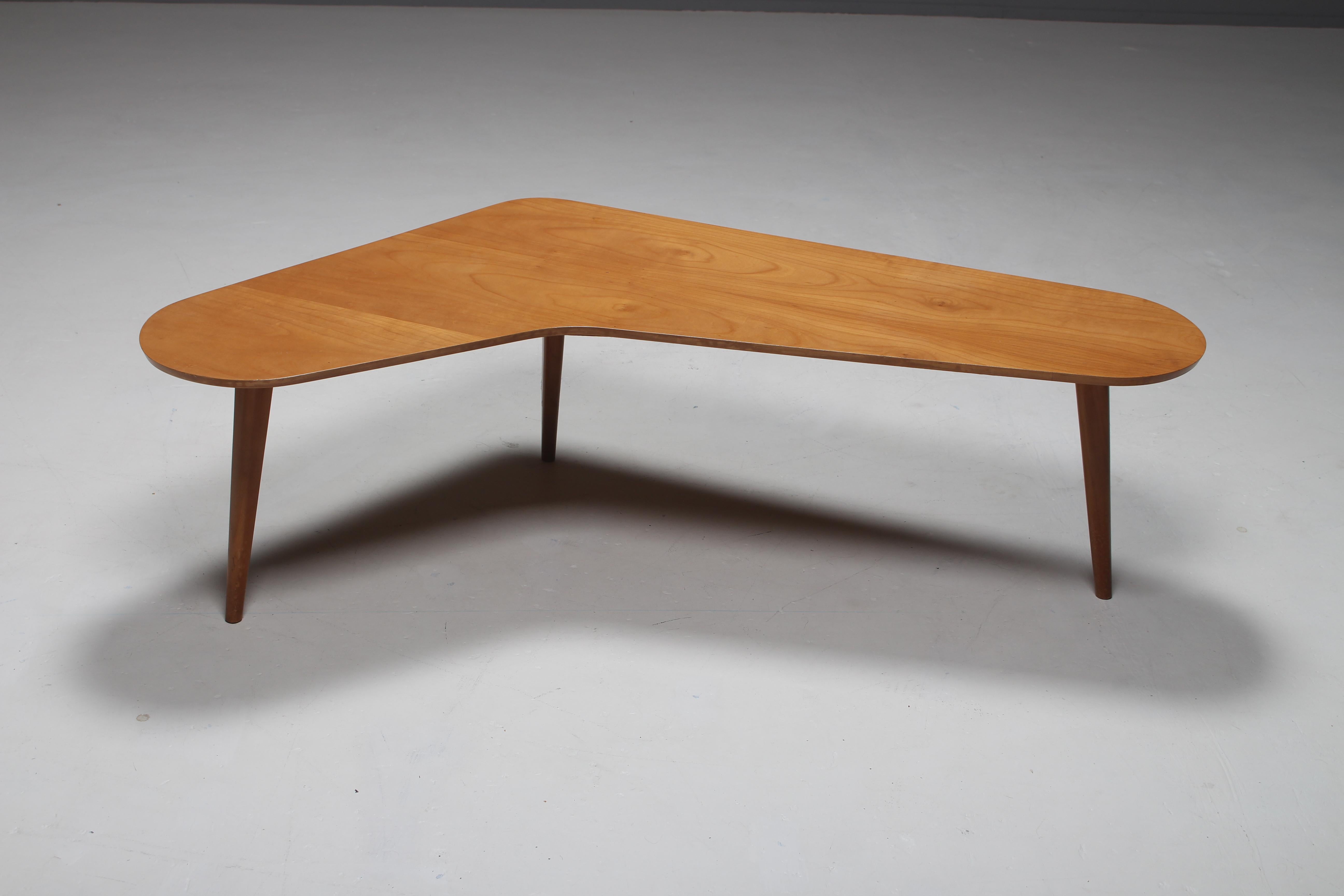 A lovely freeform boomerang coffee table produced by Bovenkamp, the Netherlands in the 1960s.
We attribute this coffee table to Danish designer Aksel Bender Madsen who designed a lot of furniture for the Dutch Bovenkamp Company in the 1960s.
The